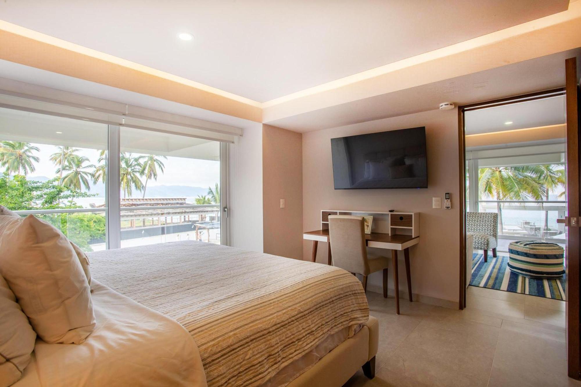 Beachfront X-large Corner Unit-2 Bdr- Ocean View *