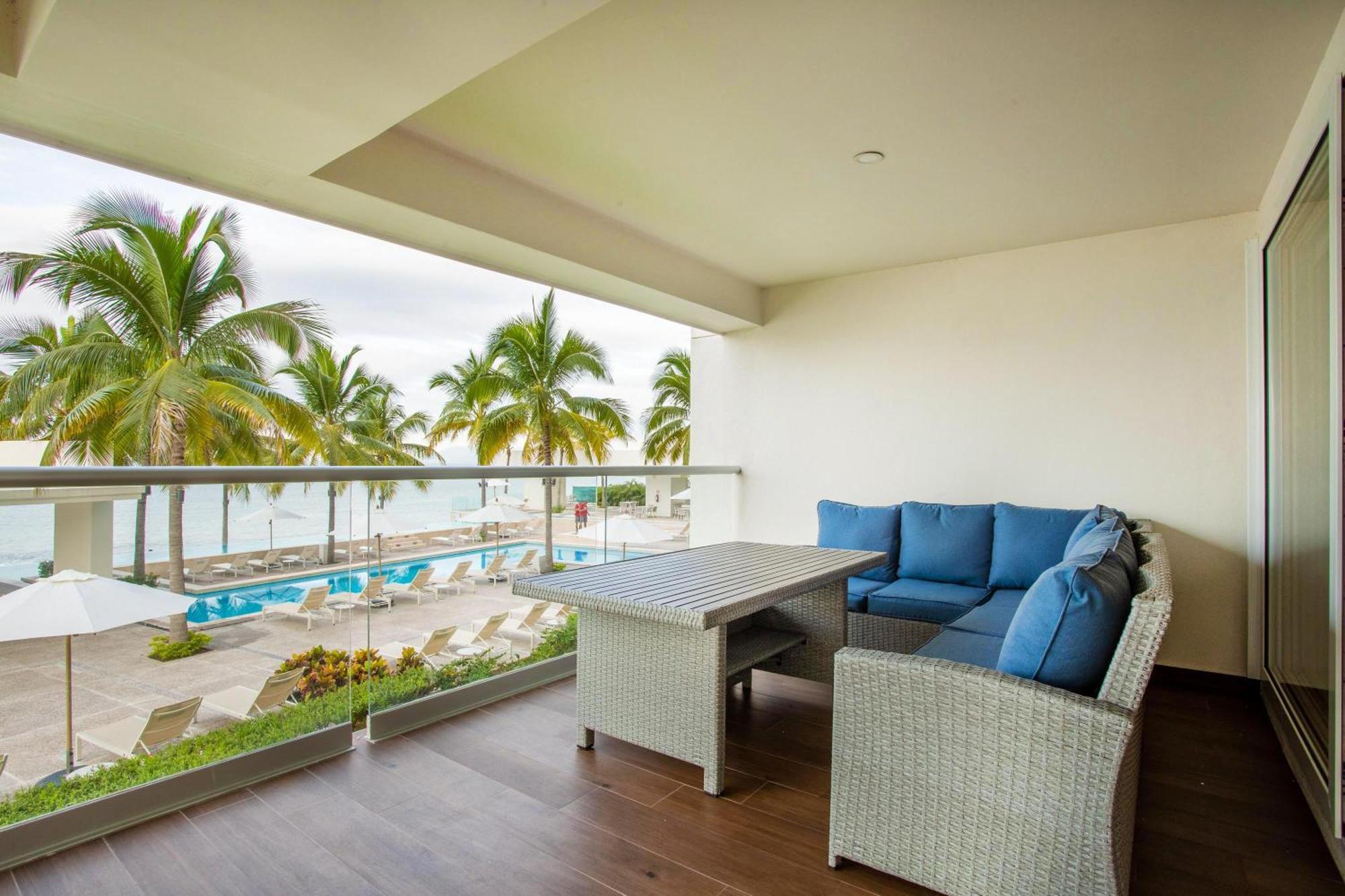 Beachfront X-large Corner Unit-2 Bdr- Ocean View *