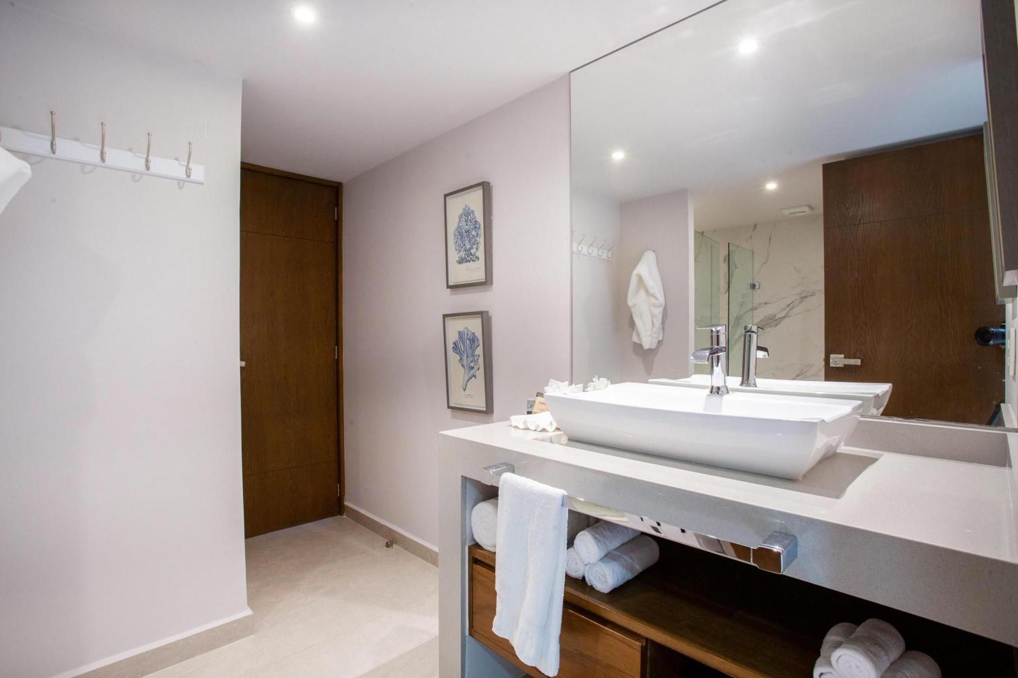 Beachfront X-large Corner Unit-2 Bdr- Ocean View Holiday home *