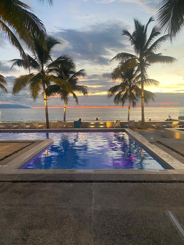 Beachfront X-large Corner Unit-2 Bdr- Ocean View Holiday home *