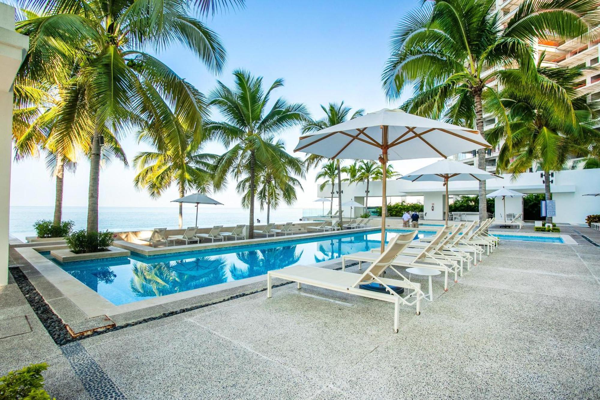 Beachfront X-large Corner Unit-2 Bdr- Ocean View *