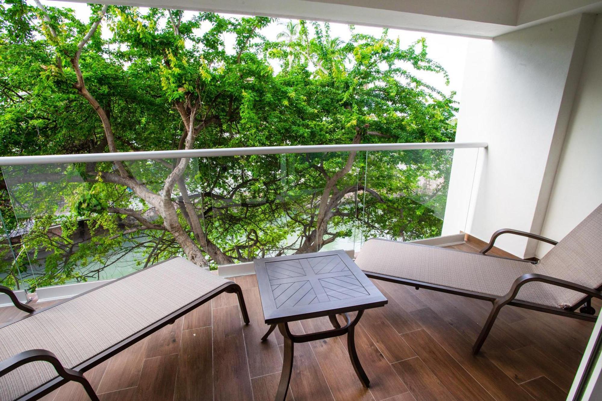 Beachfront X-large Corner Unit-2 Bdr- Ocean View Holiday home