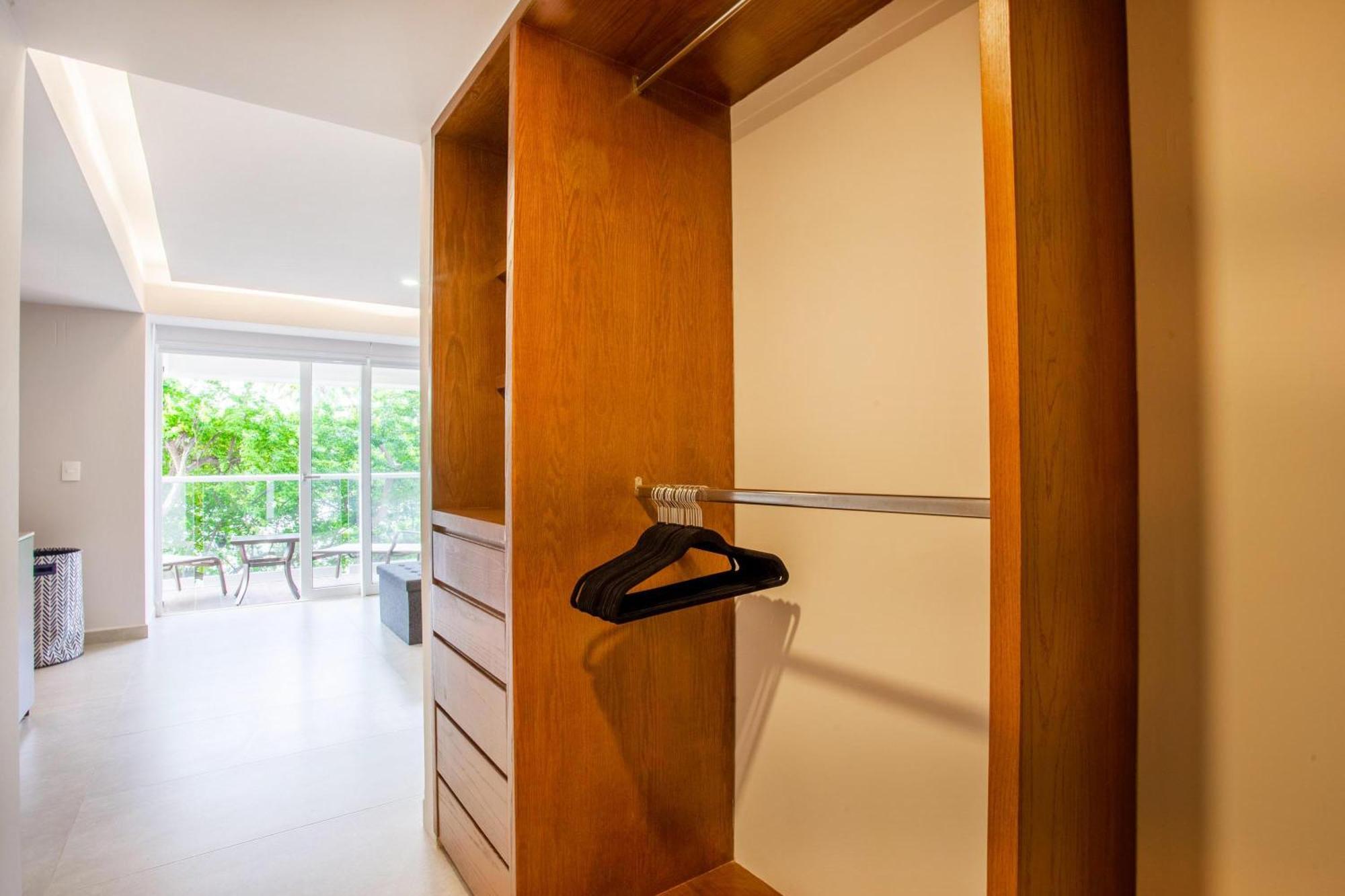 Beachfront X-large Corner Unit-2 Bdr- Ocean View *