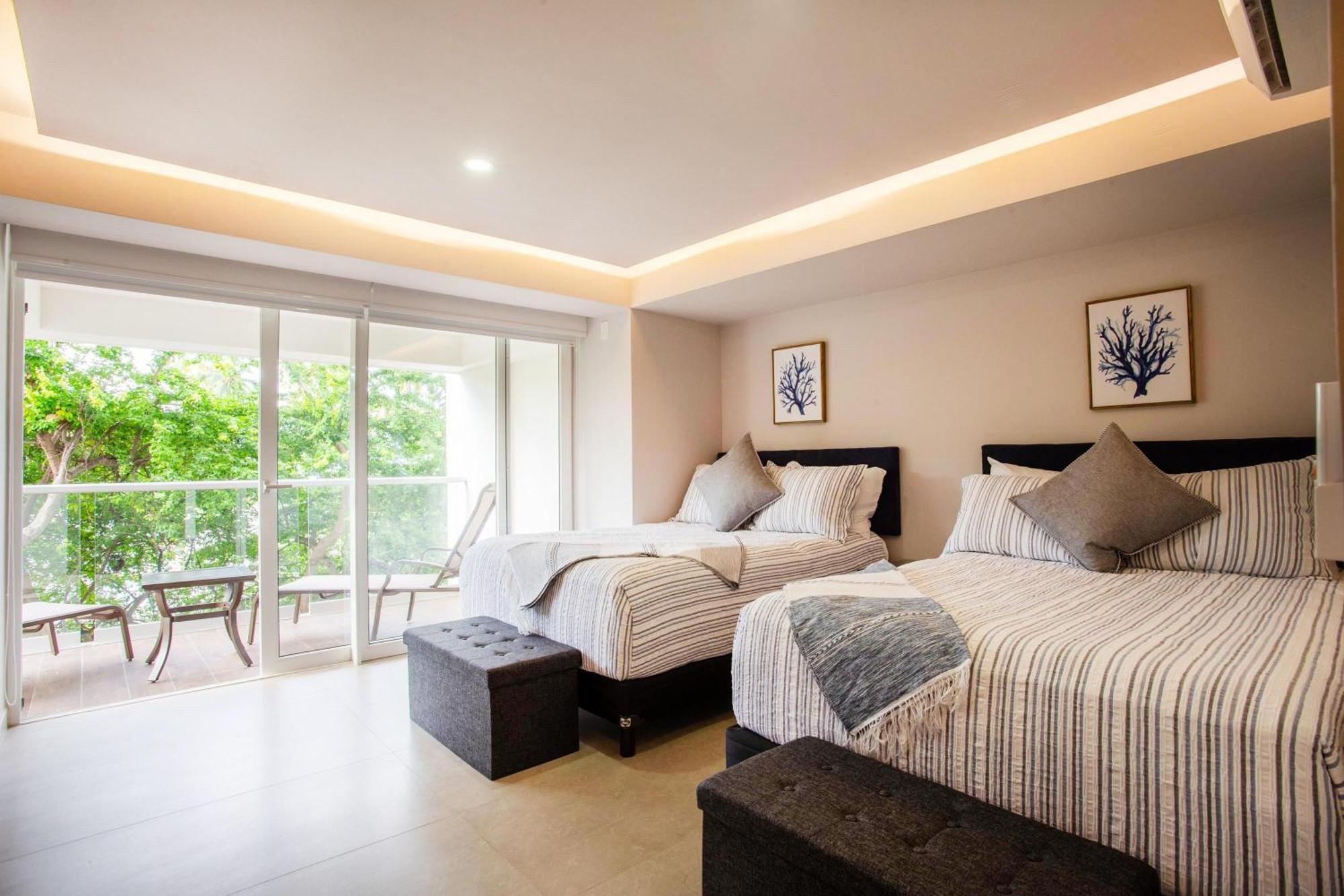 Beachfront X-large Corner Unit-2 Bdr- Ocean View