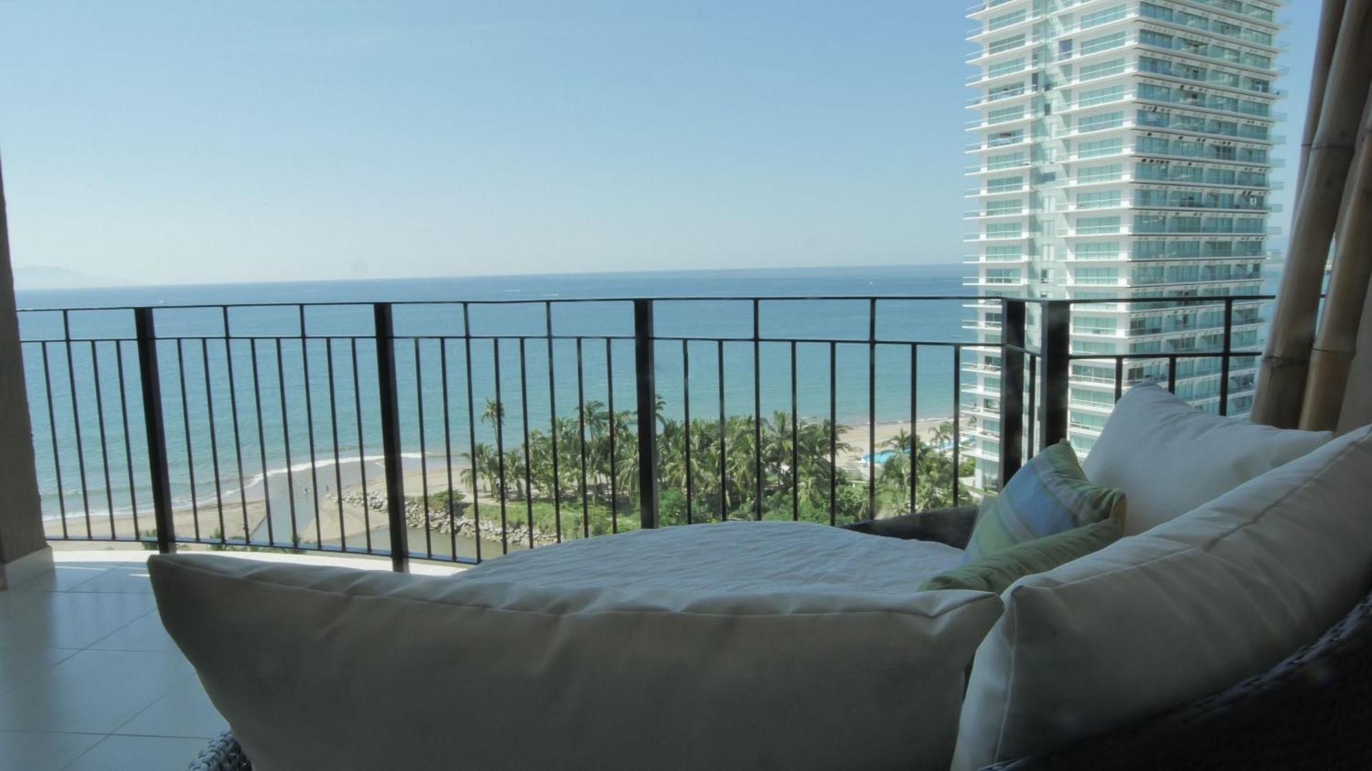 Apartment Beachfront Chic - Perfect 4home Office! *