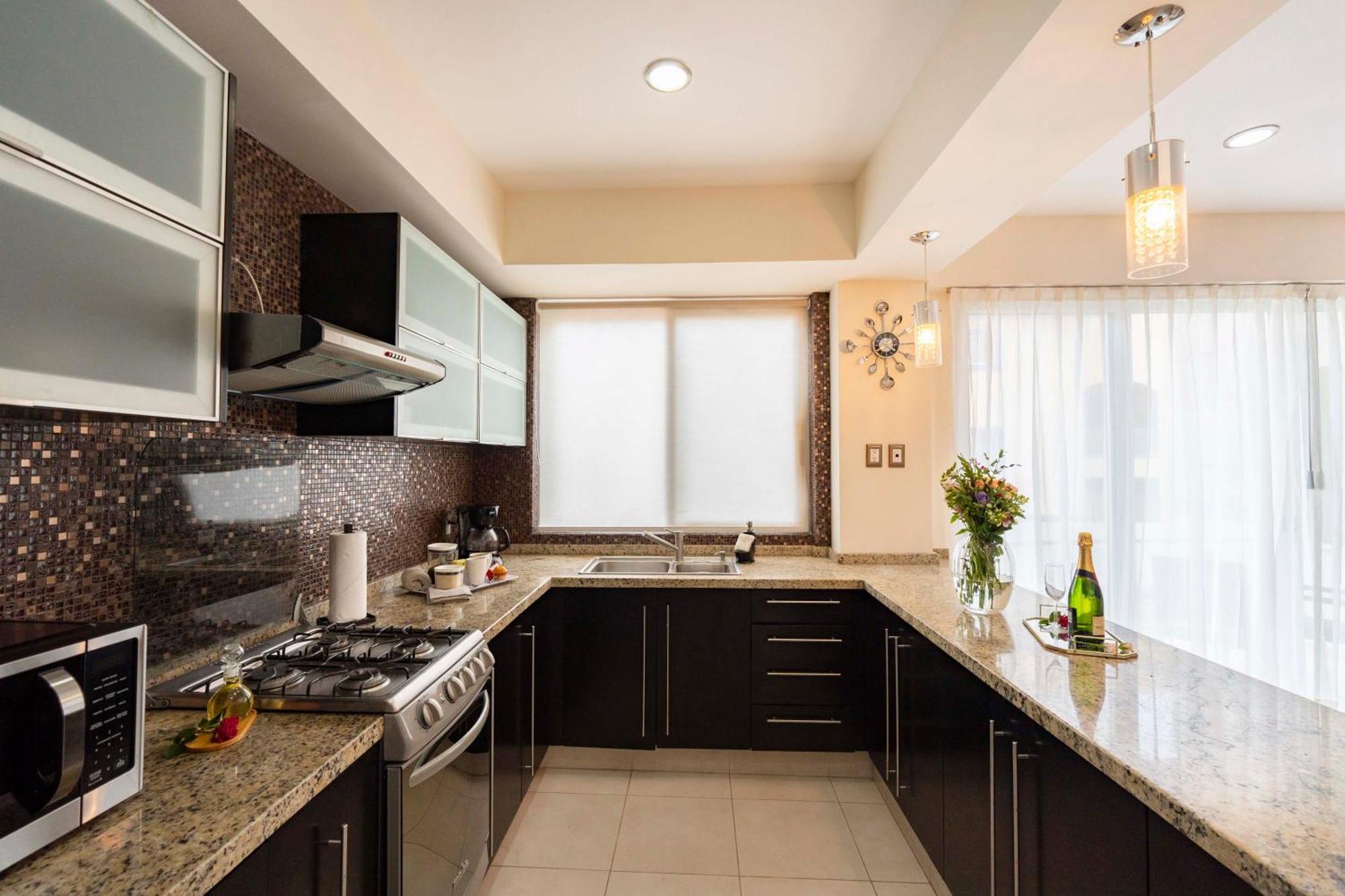 Apartments, 10min Drive, Shared Pool And Bbq Apartment *