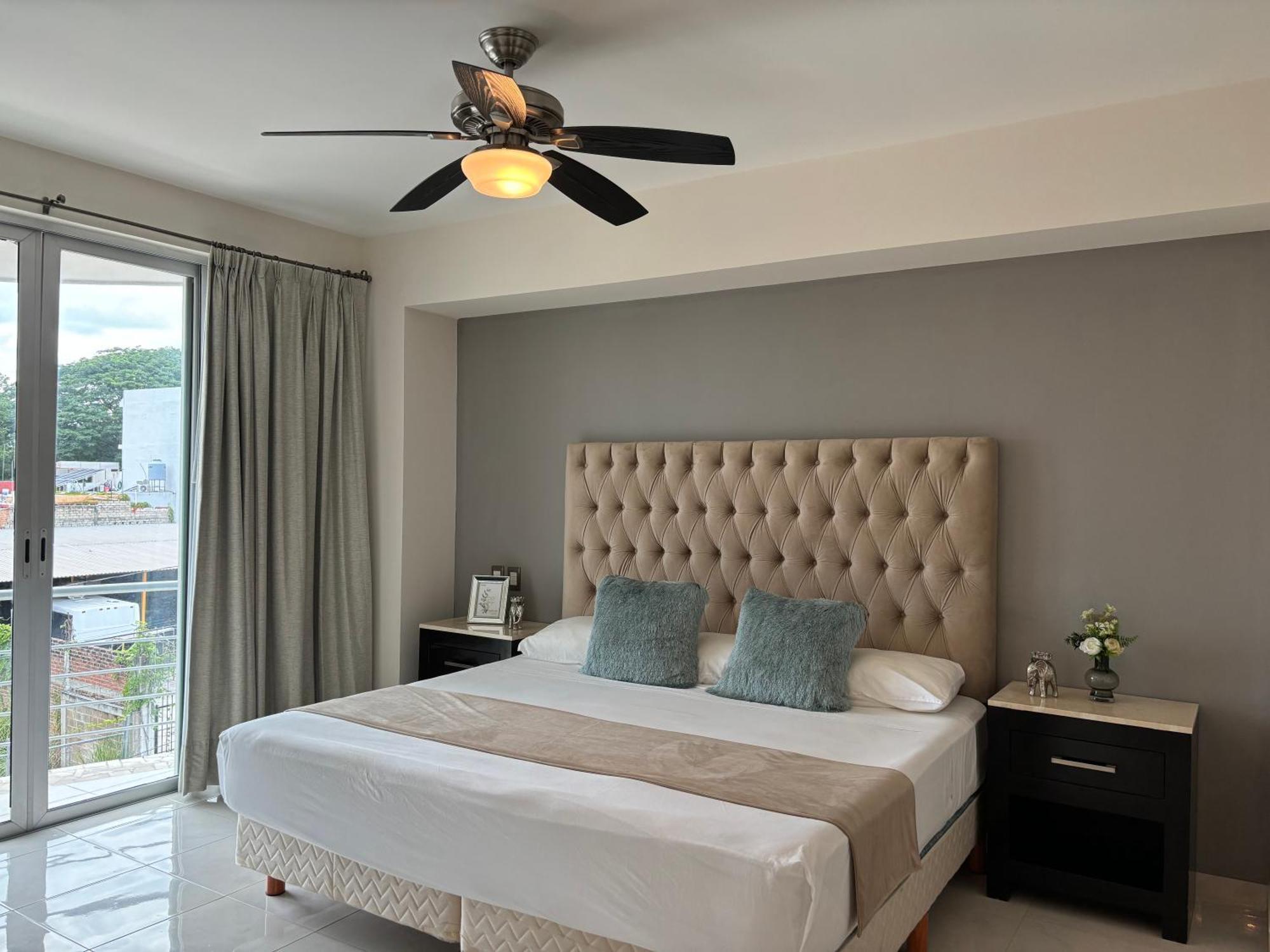 Apartments, 10min Drive, Shared Pool And Bbq Apartment *