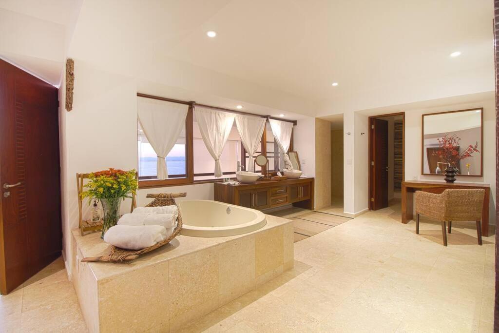 Apartment Two-story Beachfront Oasis