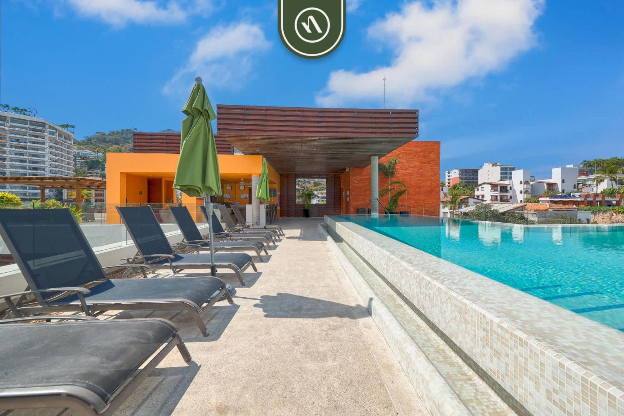In Romantic Zone - Rooftop Pool - King Bed Apartment