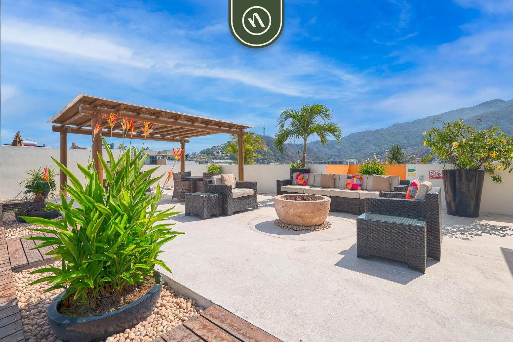 In Romantic Zone - Rooftop Pool - King Bed *