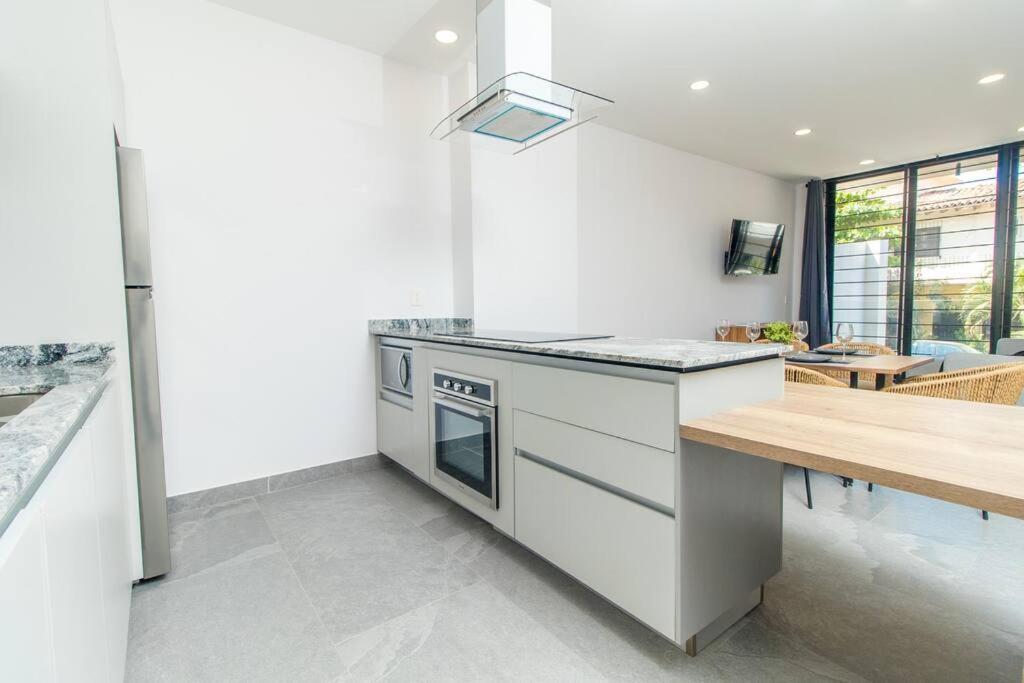 Stylish With Rooftop Pool & Modern Amenities Apartment