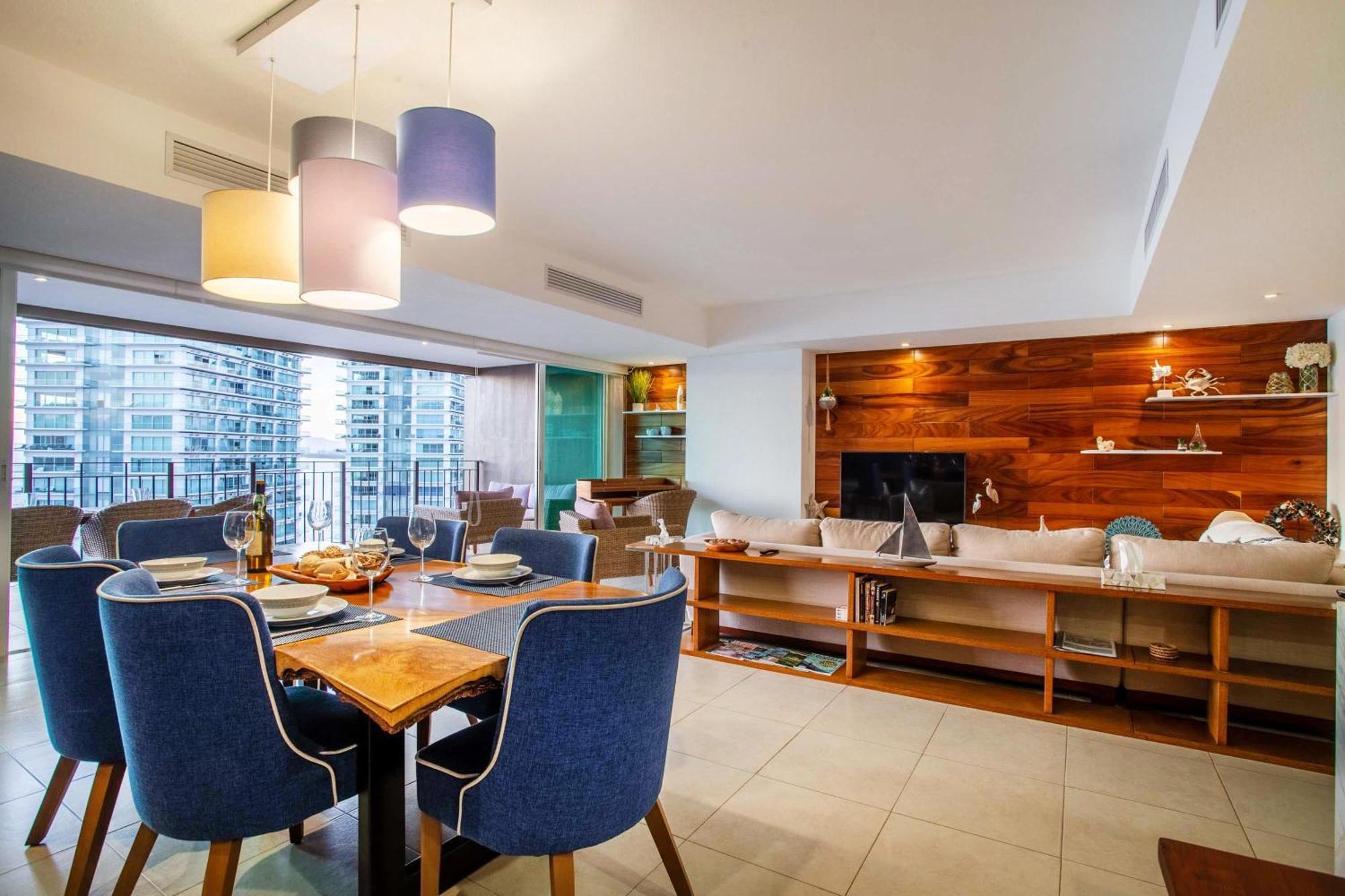 Luxurious, Beachfront 2bed/2 Bath With Designer Finishes
