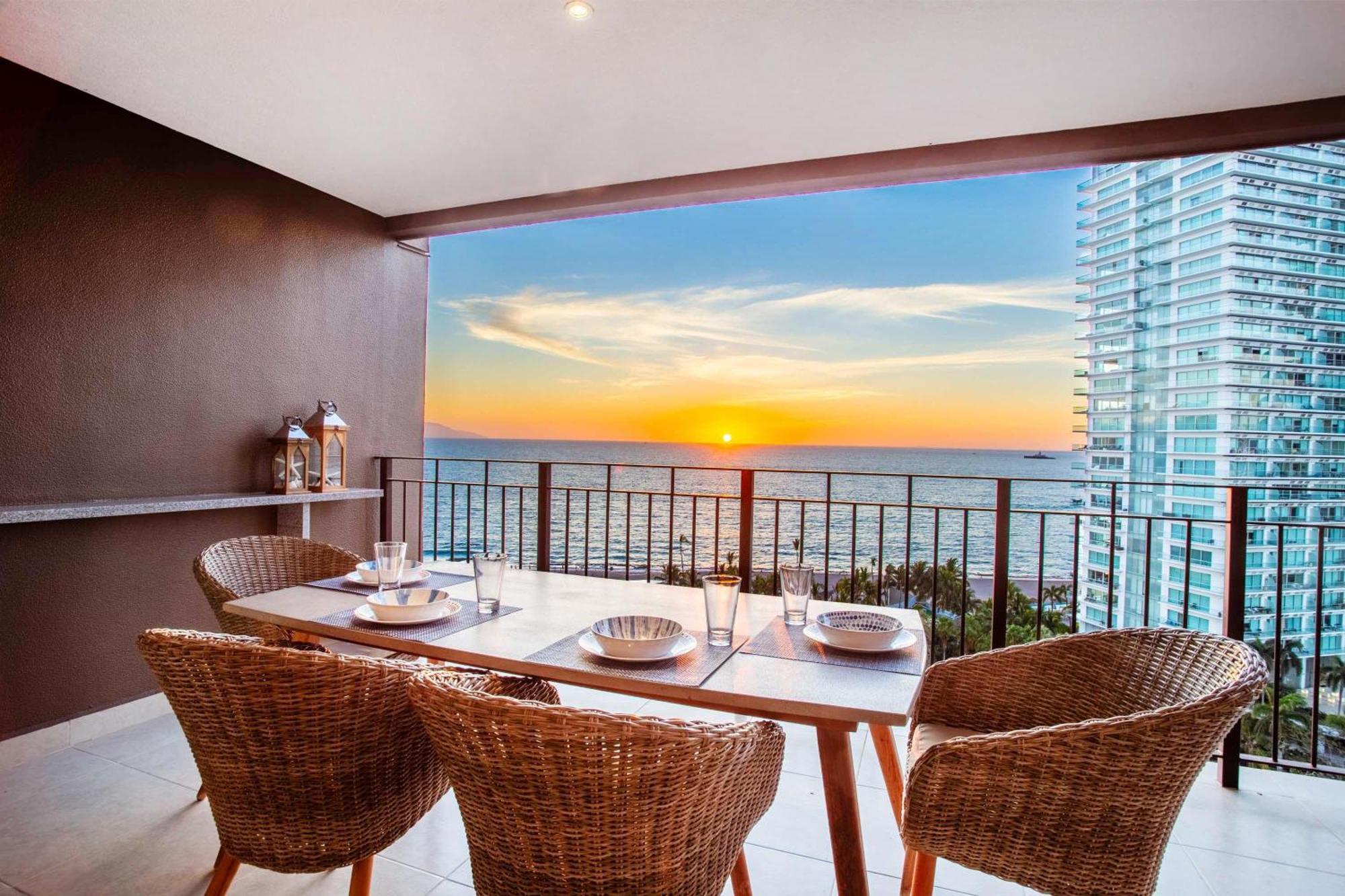 Luxurious, Beachfront 2bed/2 Bath With Designer Finishes Holiday home