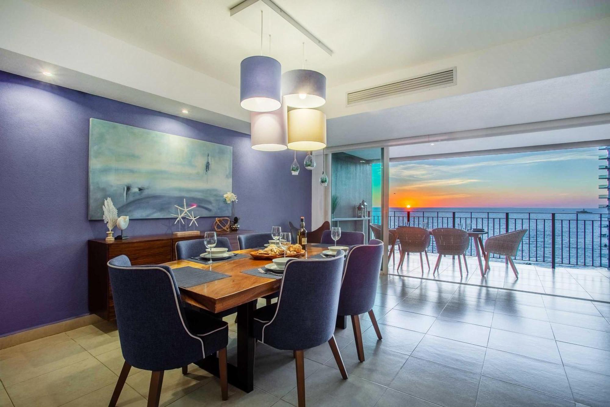 Holiday home Luxurious, Beachfront 2bed/2 Bath With Designer Finishes *