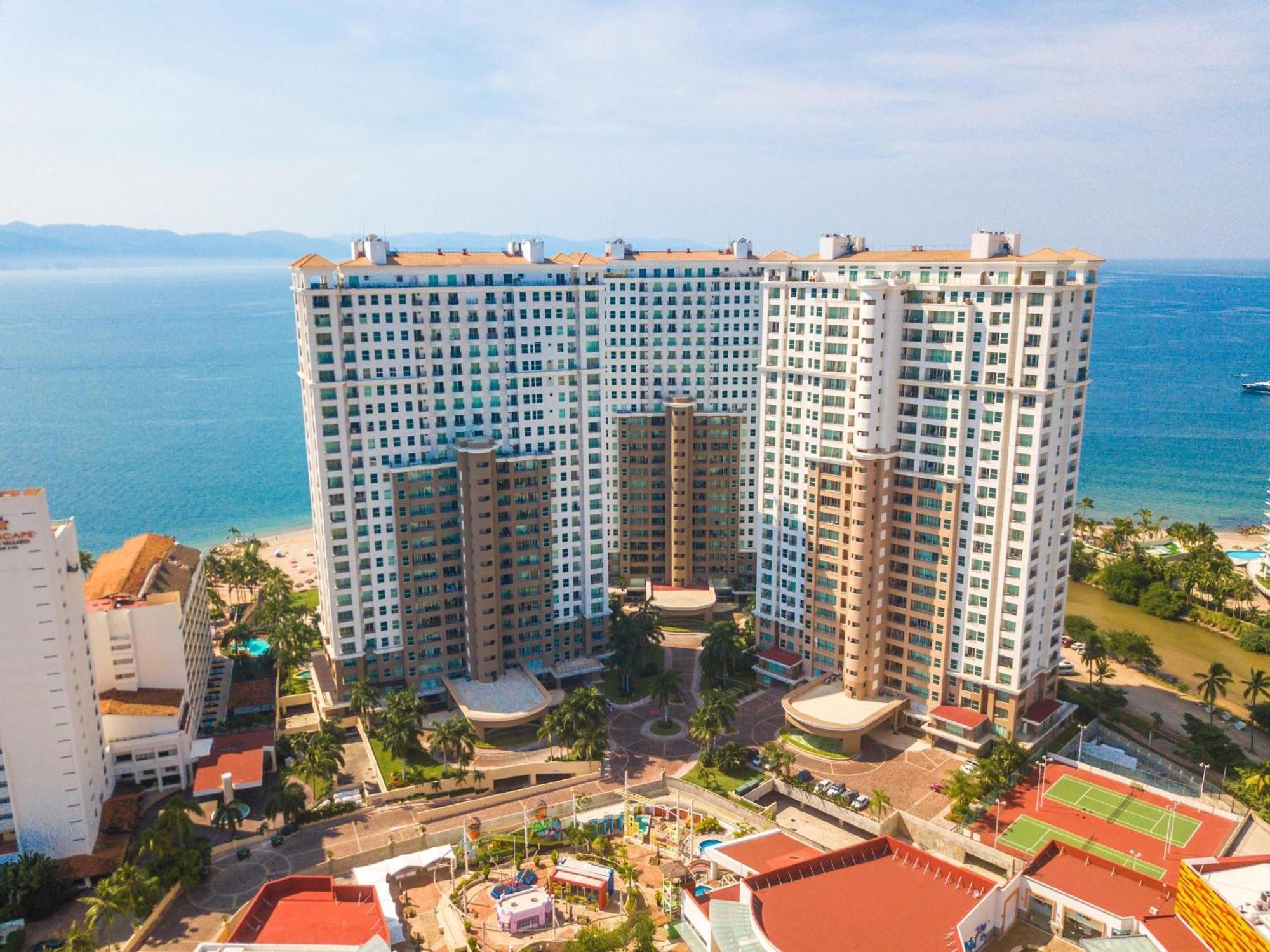 Luxurious, Beachfront 2bed/2 Bath With Designer Finishes