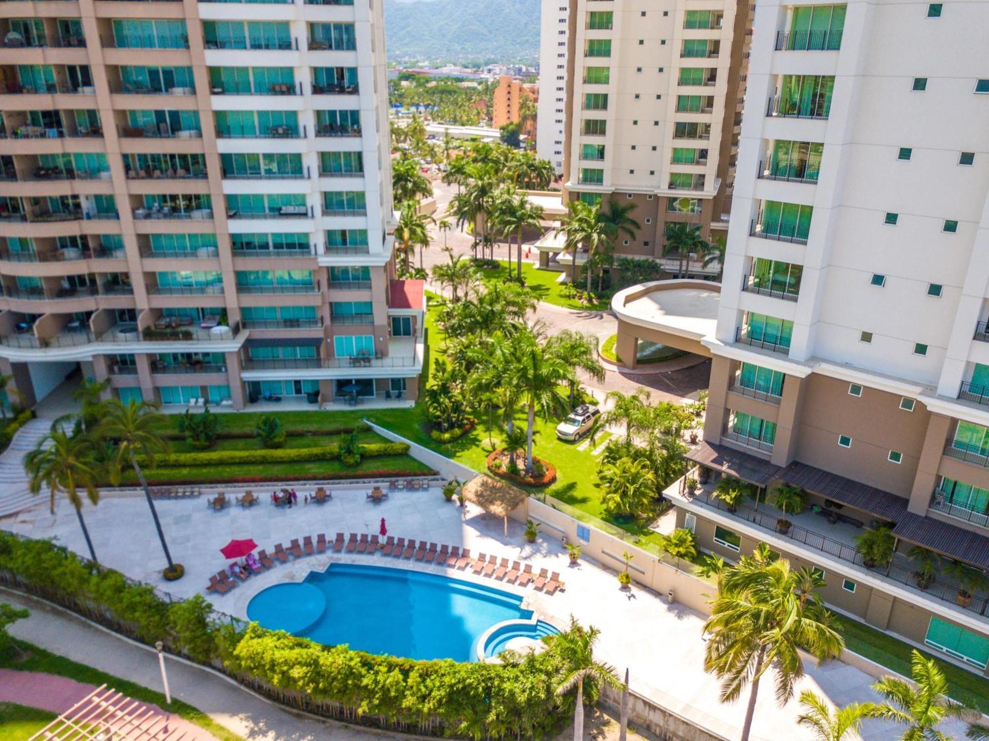 Luxurious, Beachfront 2bed/2 Bath With Designer Finishes Holiday home *