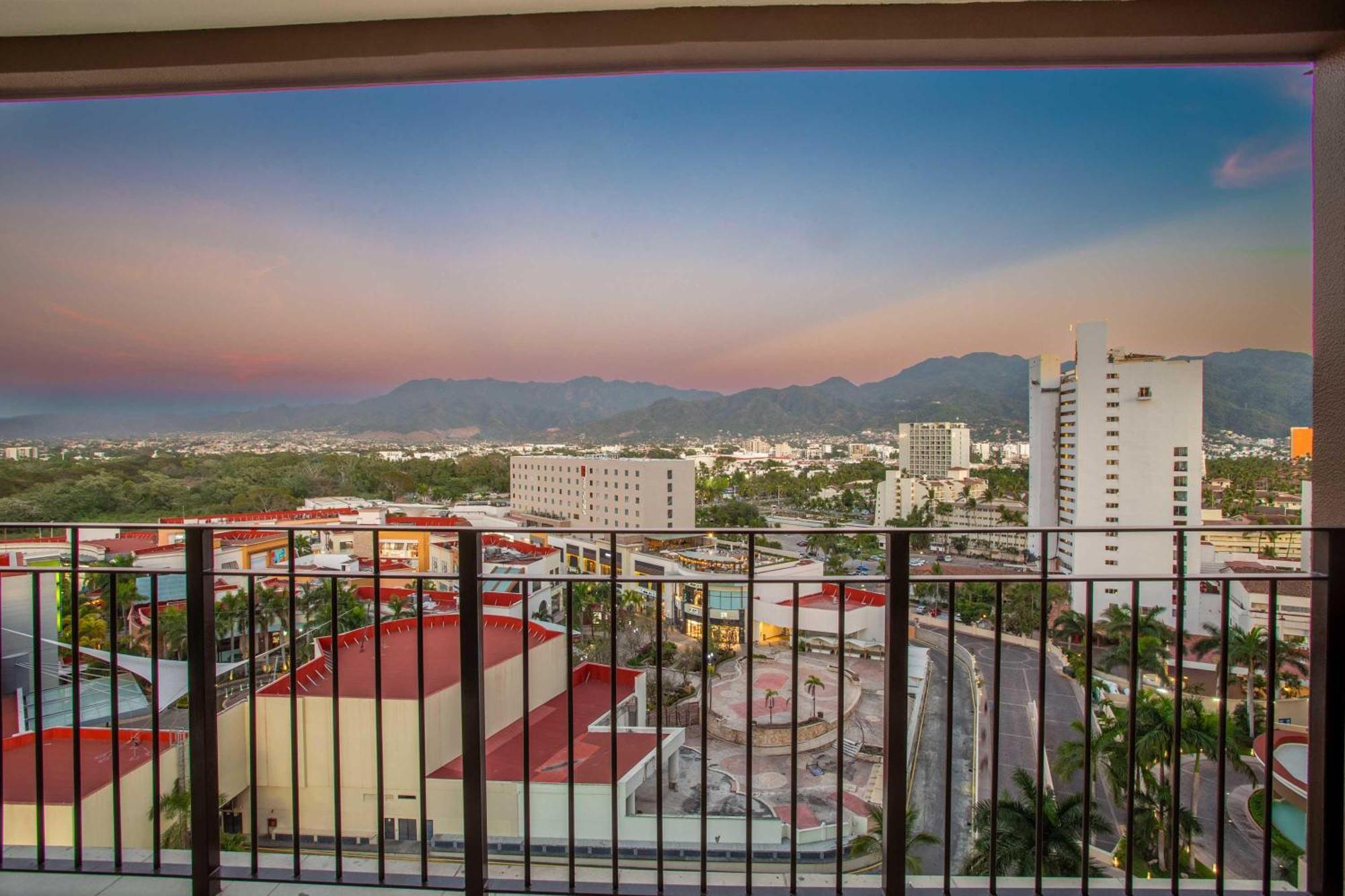 Luxurious, Beachfront 2bed/2 Bath With Designer Finishes *