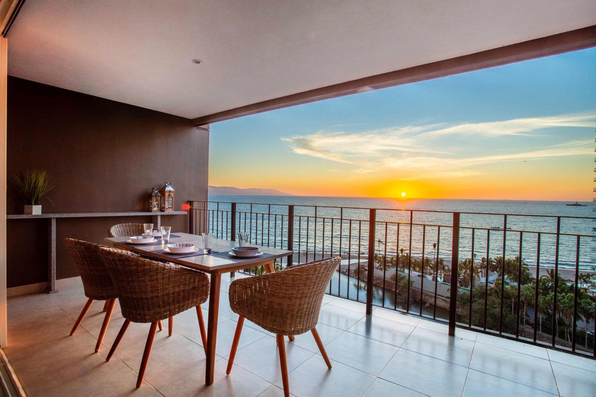 Luxurious, Beachfront 2bed/2 Bath With Designer Finishes