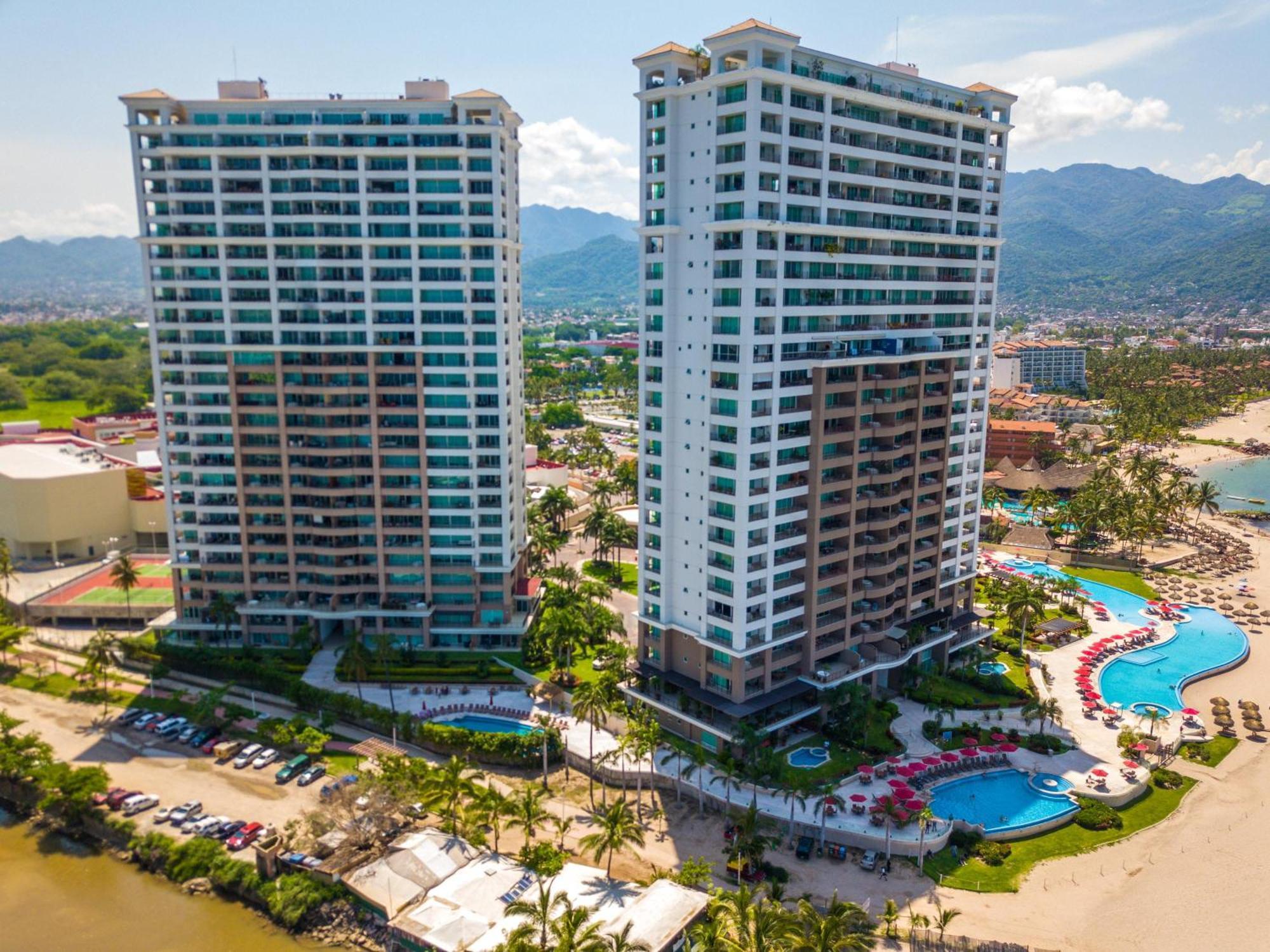 Luxurious, Beachfront 2bed/2 Bath With Designer Finishes Holiday home