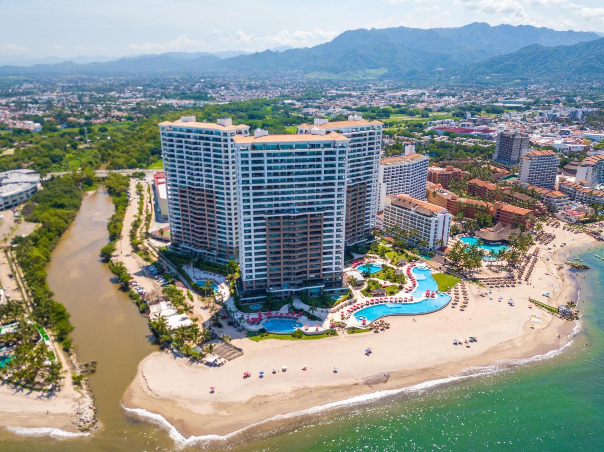 Luxurious, Beachfront 2bed/2 Bath With Designer Finishes Holiday home *