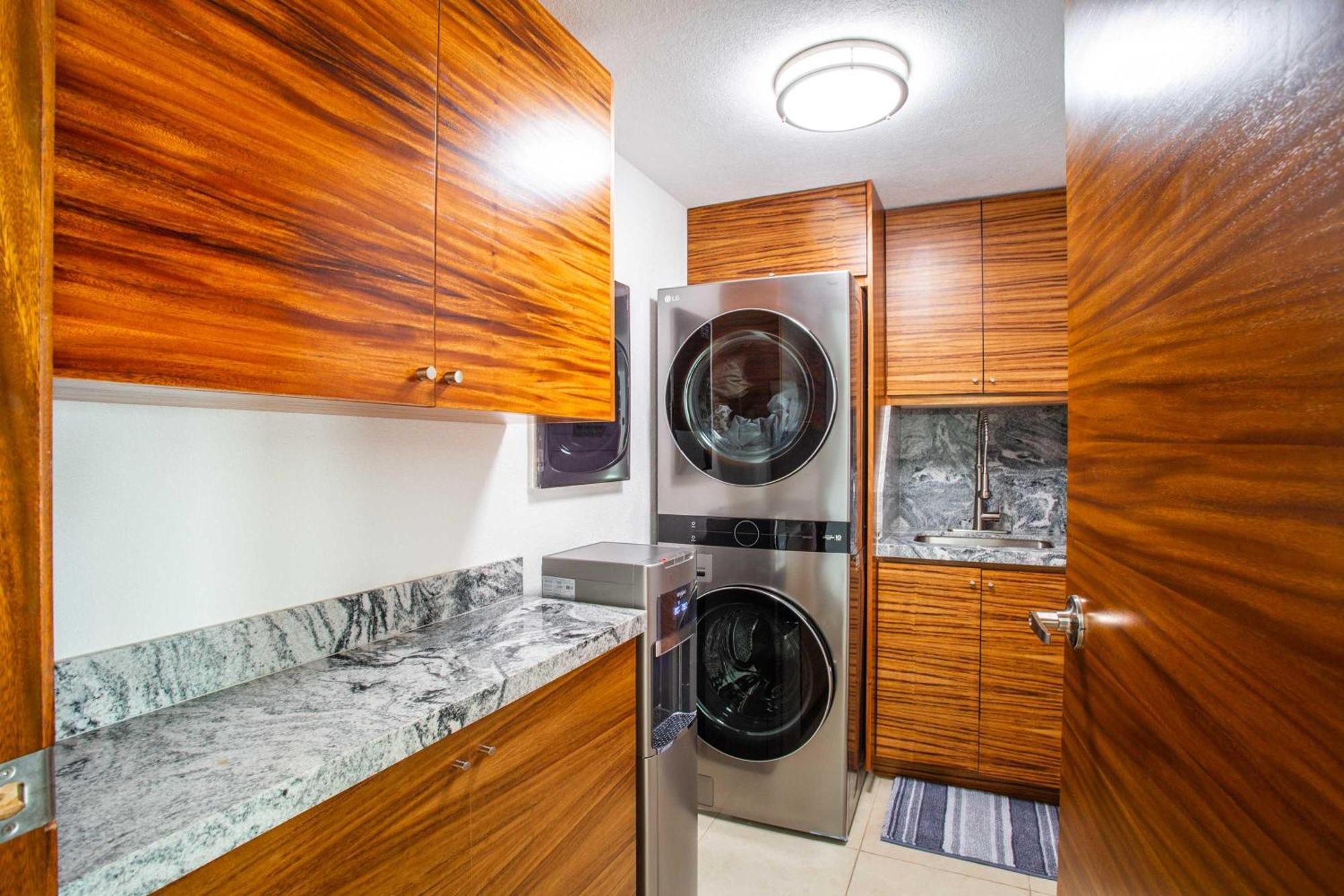 Holiday home Luxurious, Beachfront 2bed/2 Bath With Designer Finishes *