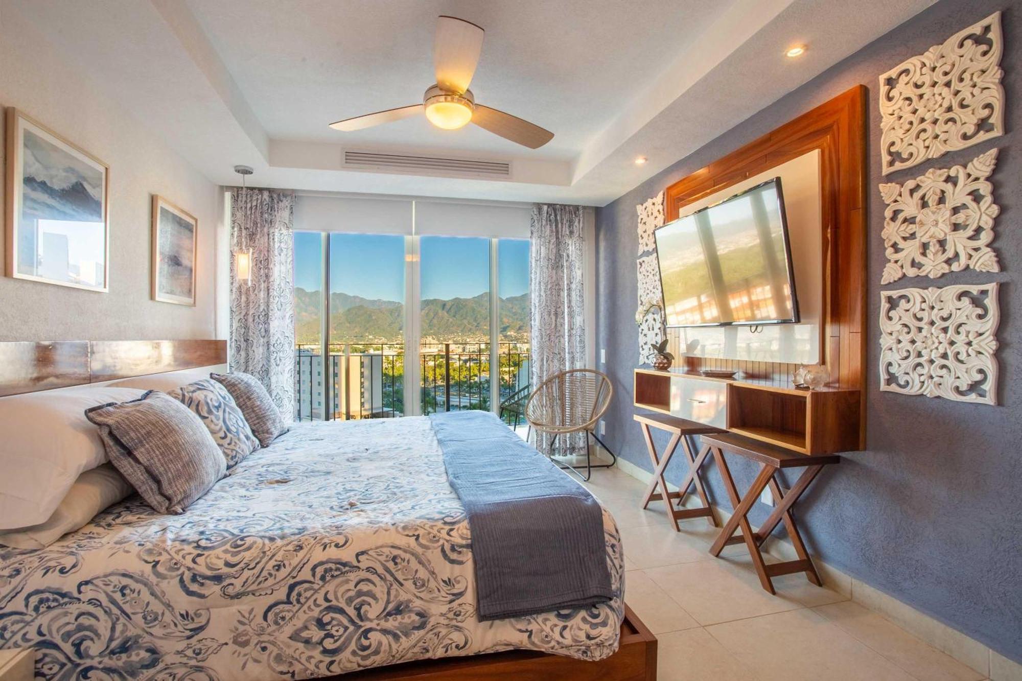 Luxurious, Beachfront 2bed/2 Bath With Designer Finishes