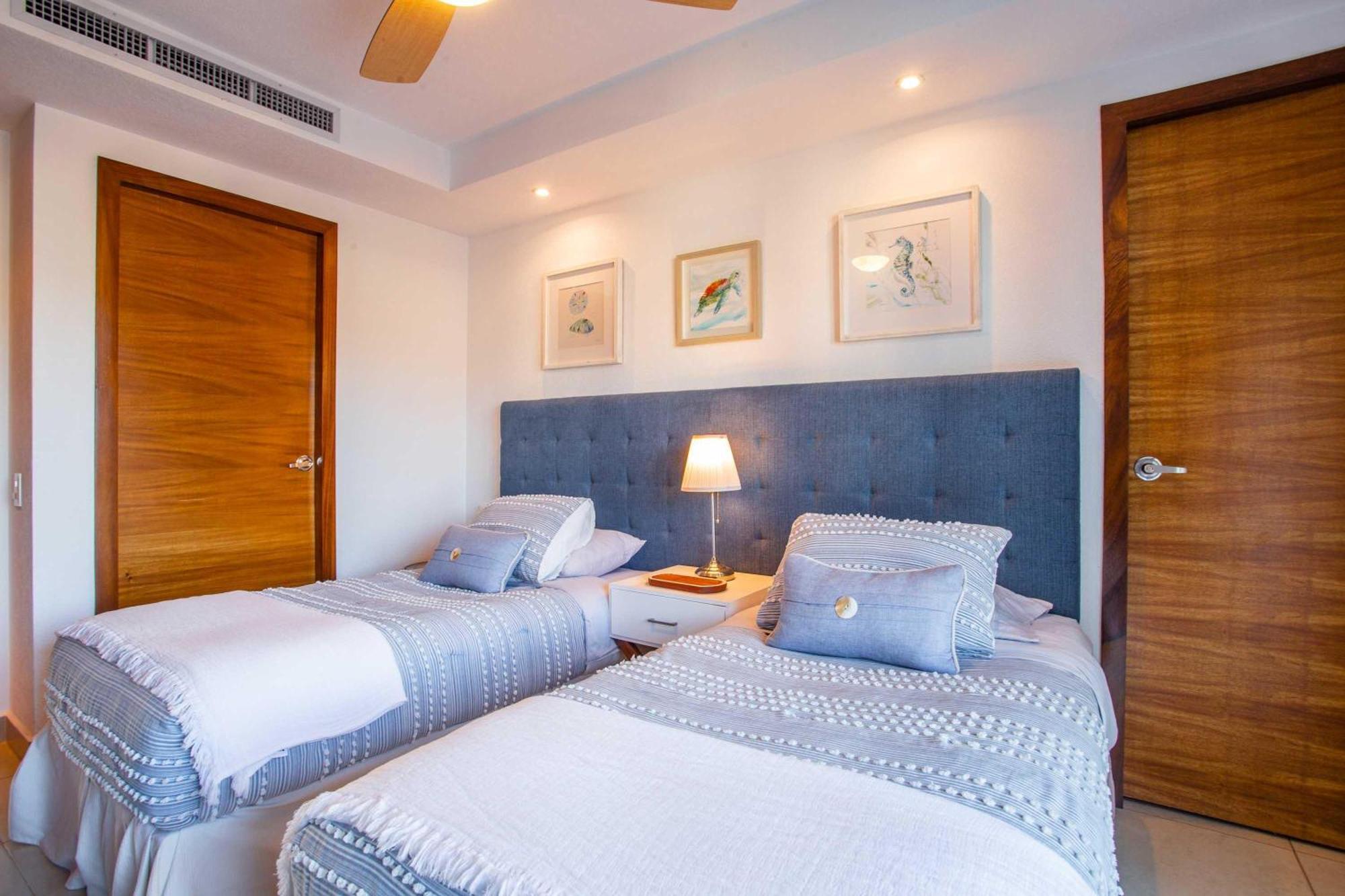Luxurious, Beachfront 2bed/2 Bath With Designer Finishes Holiday home