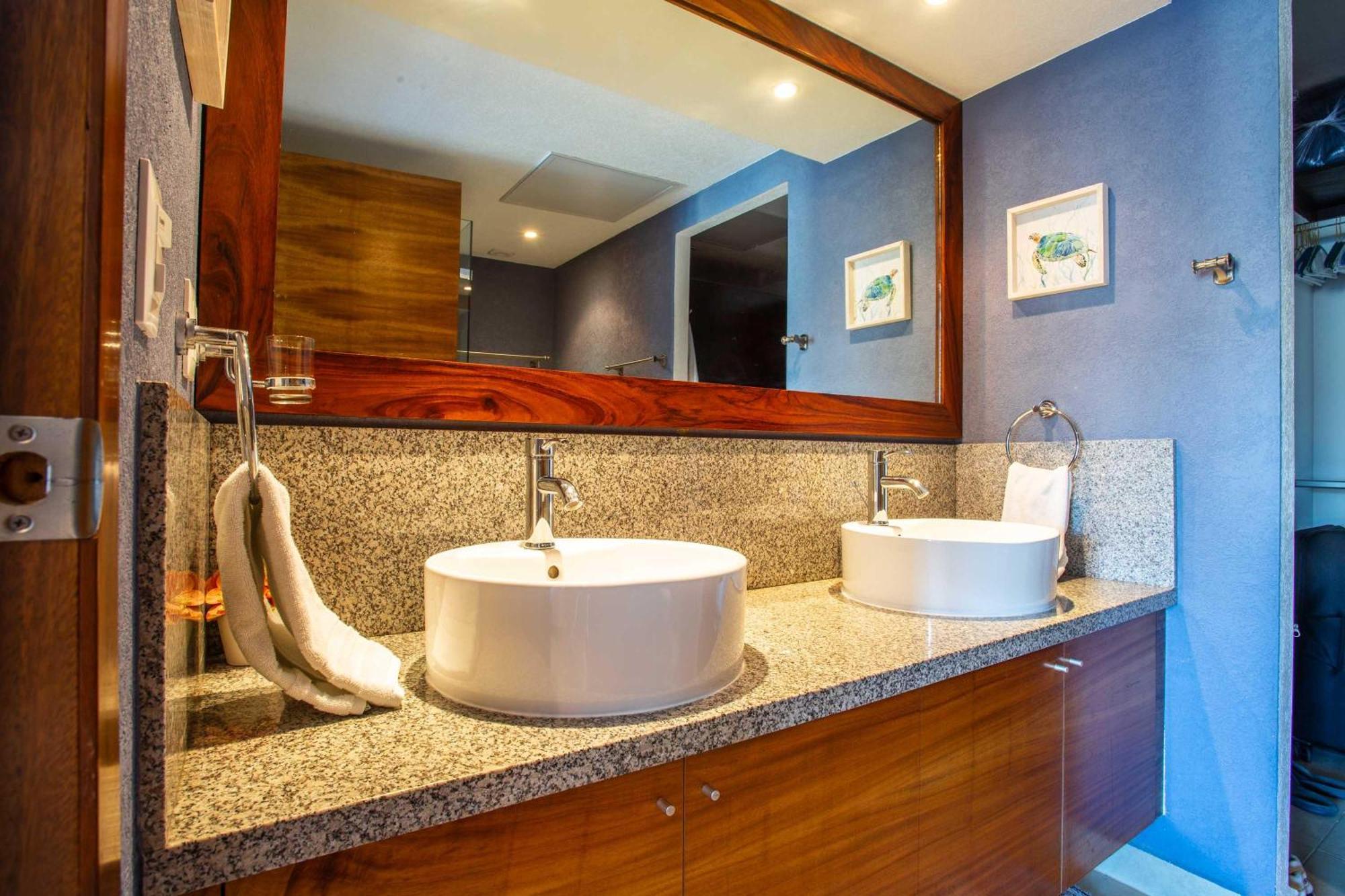 Luxurious, Beachfront 2bed/2 Bath With Designer Finishes Holiday home *
