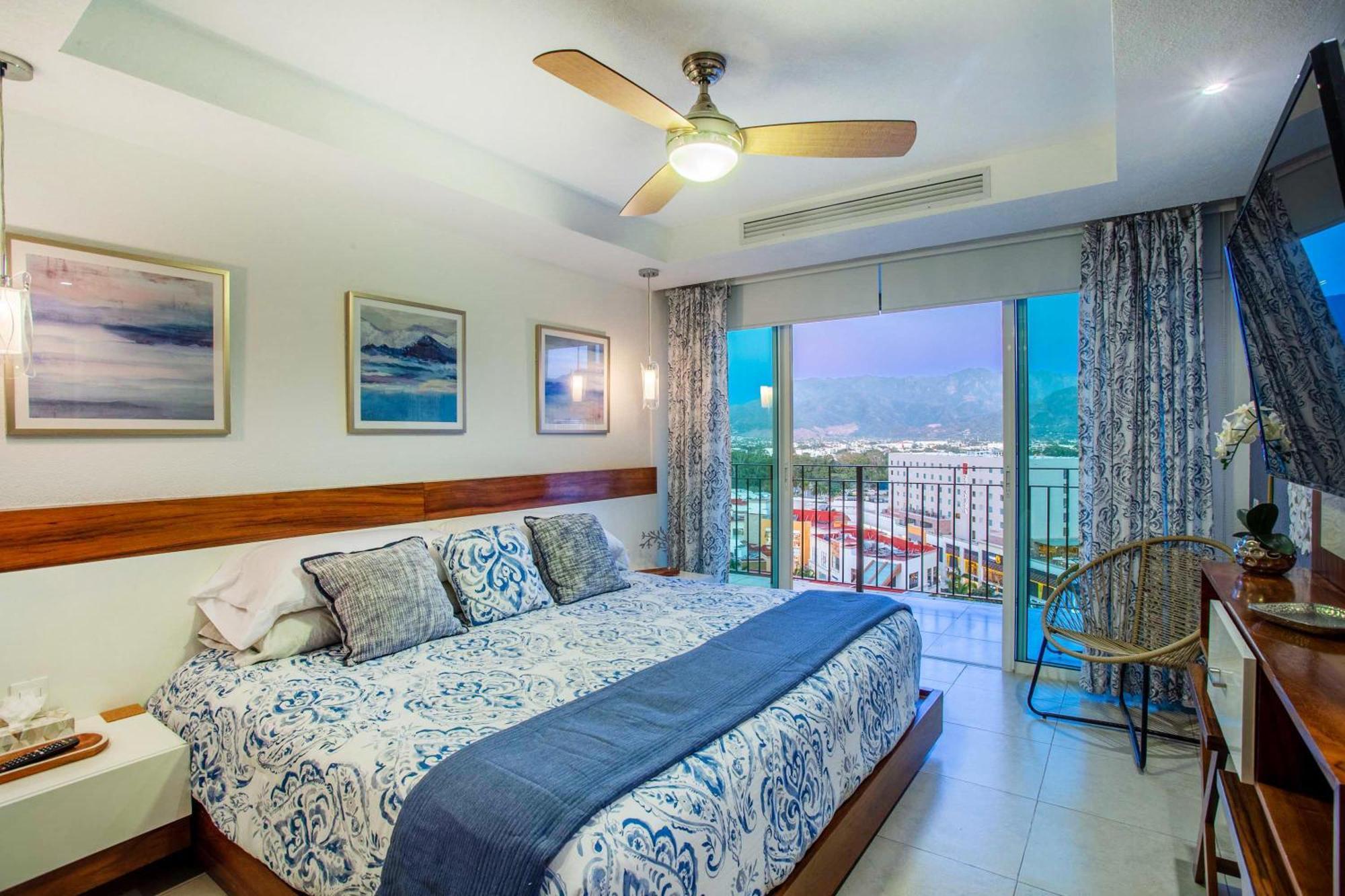 Luxurious, Beachfront 2bed/2 Bath With Designer Finishes *