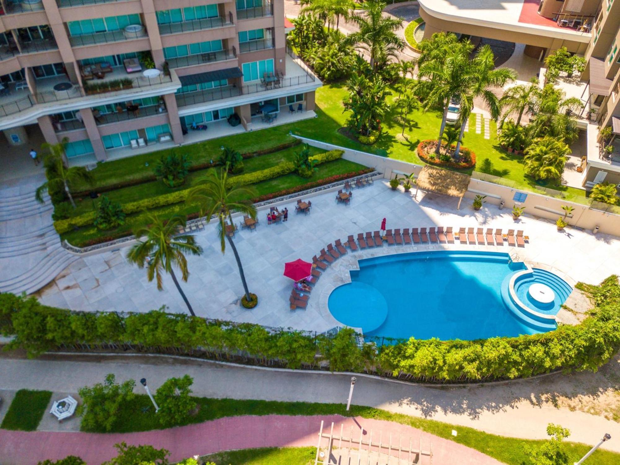 Luxurious, Beachfront 2bed/2 Bath With Designer Finishes