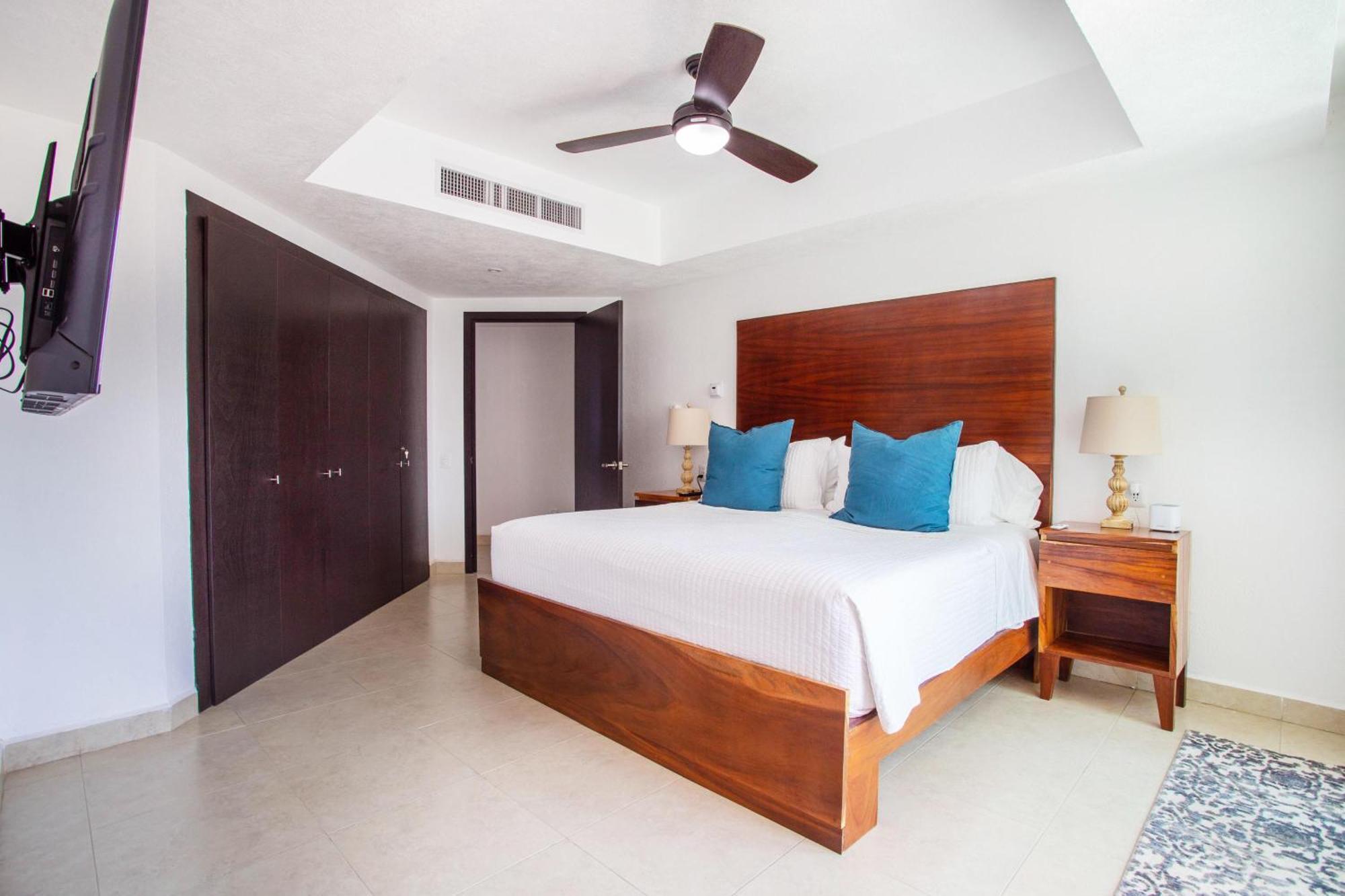 Ogovallarta, 2 Bedroom Beachfront With Double Balcony, Office, Bbq Holiday home