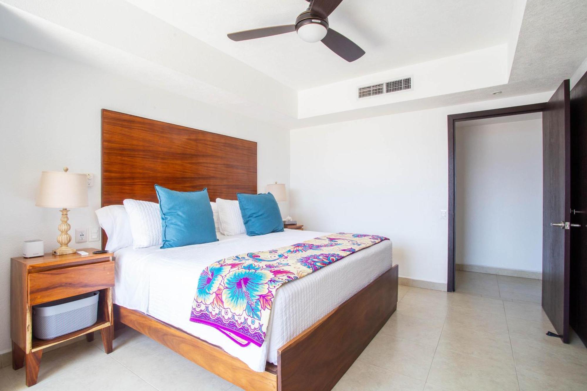Ogovallarta, 2 Bedroom Beachfront With Double Balcony, Office, Bbq Holiday home Puerto Vallarta