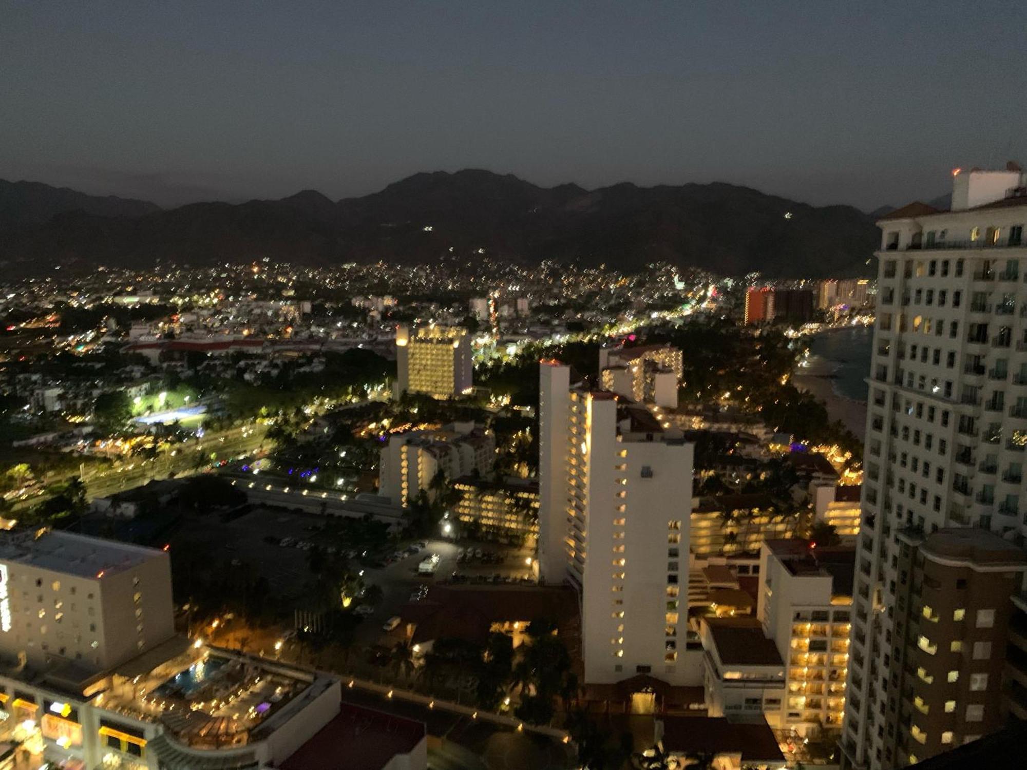 Ogovallarta, 2 Bedroom Beachfront With Double Balcony, Office, Bbq Puerto Vallarta
