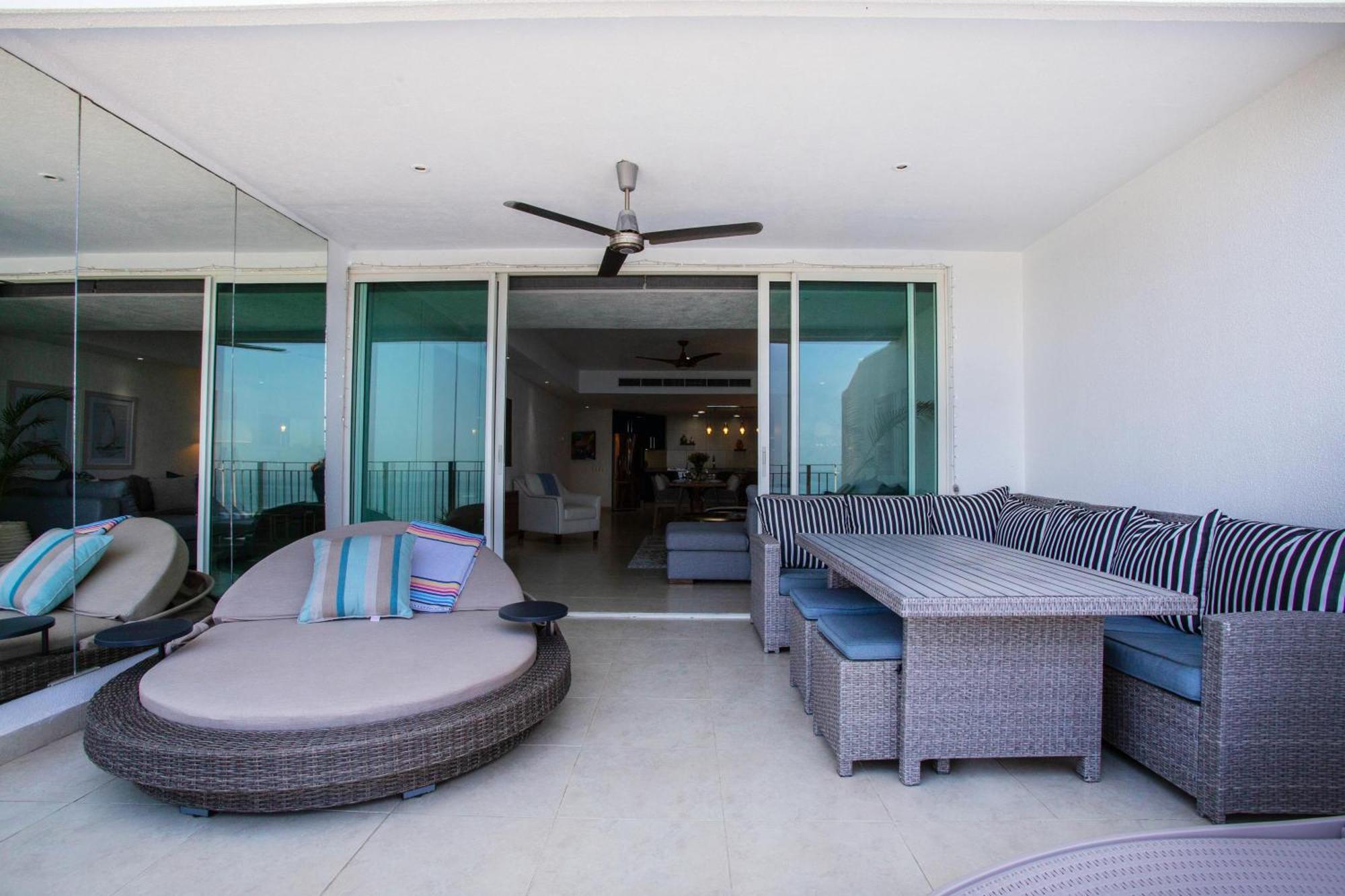Ogovallarta, 2 Bedroom Beachfront With Double Balcony, Office, Bbq *