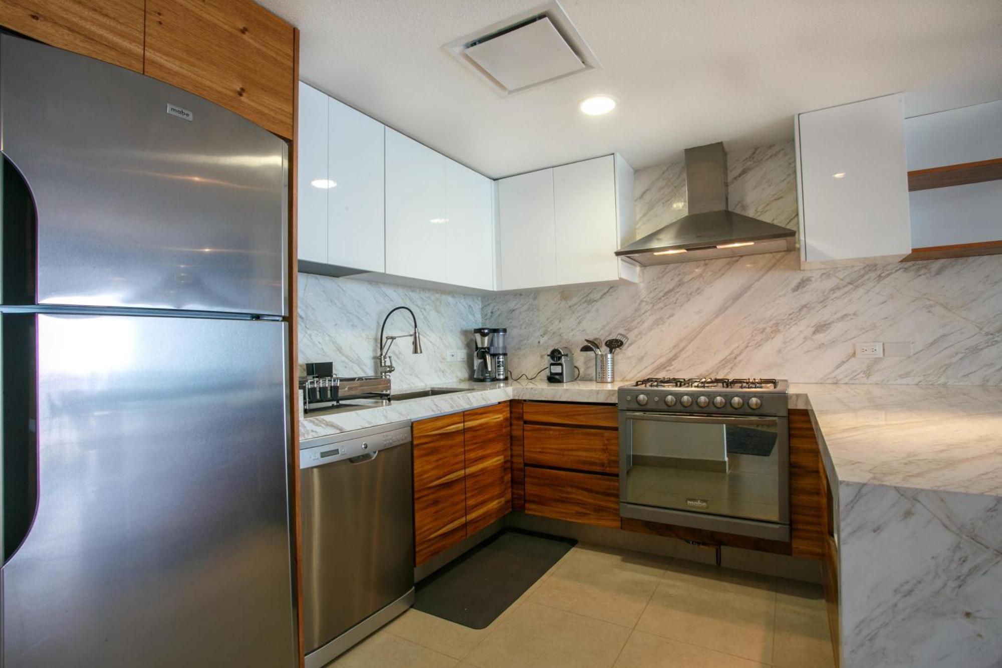 Luxurious, Beachfront 2bed/2 Bath With Designer Finishes
