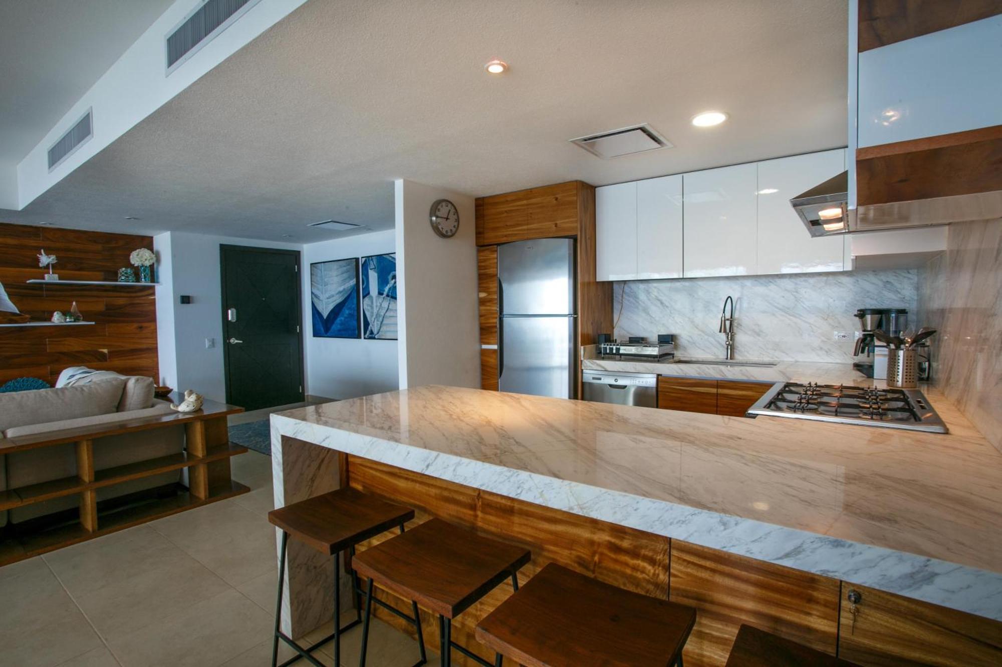 Luxurious, Beachfront 2bed/2 Bath With Designer Finishes *
