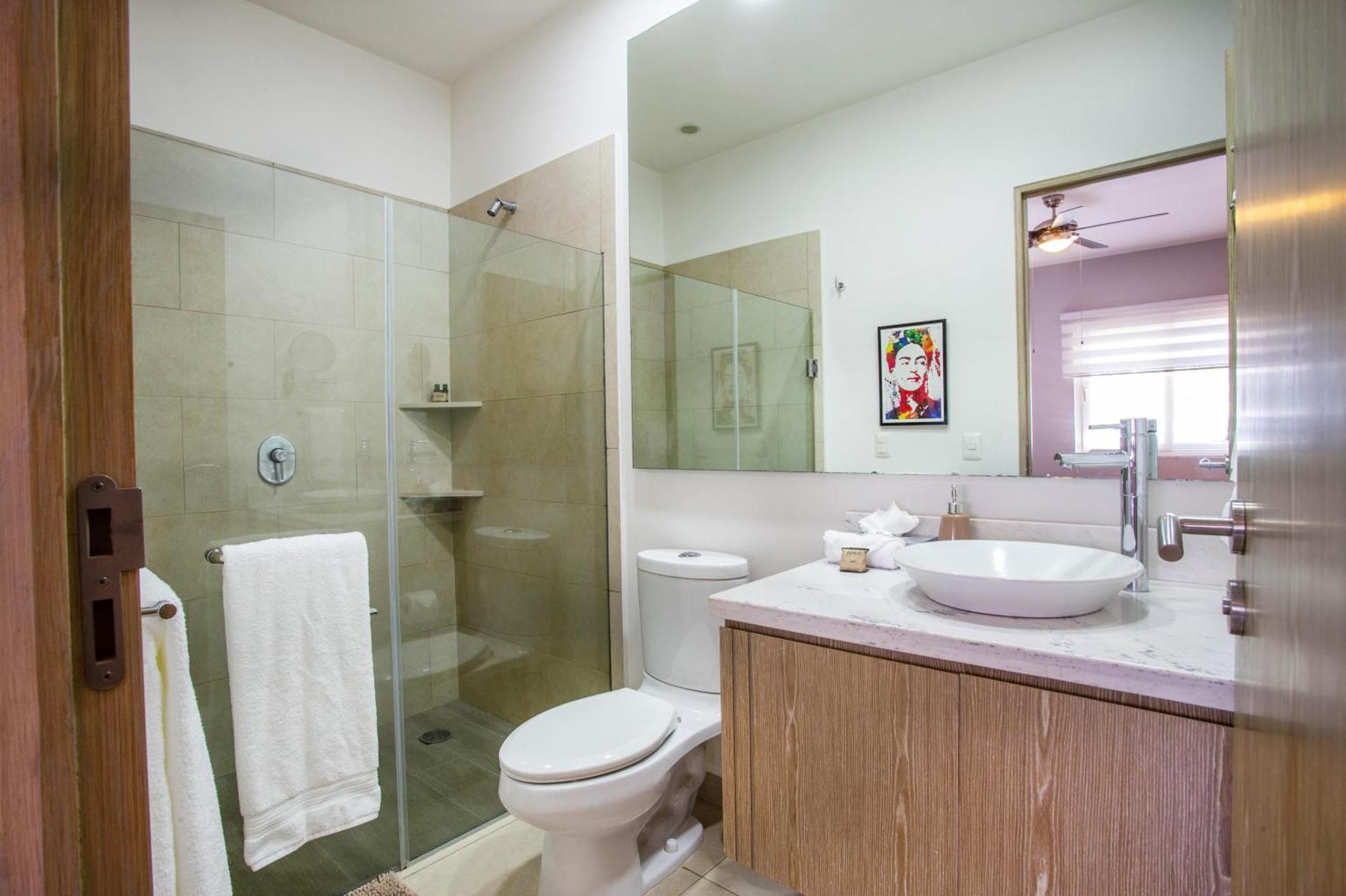 Classic With Mtn View, Location, Pool, Gym Holiday home