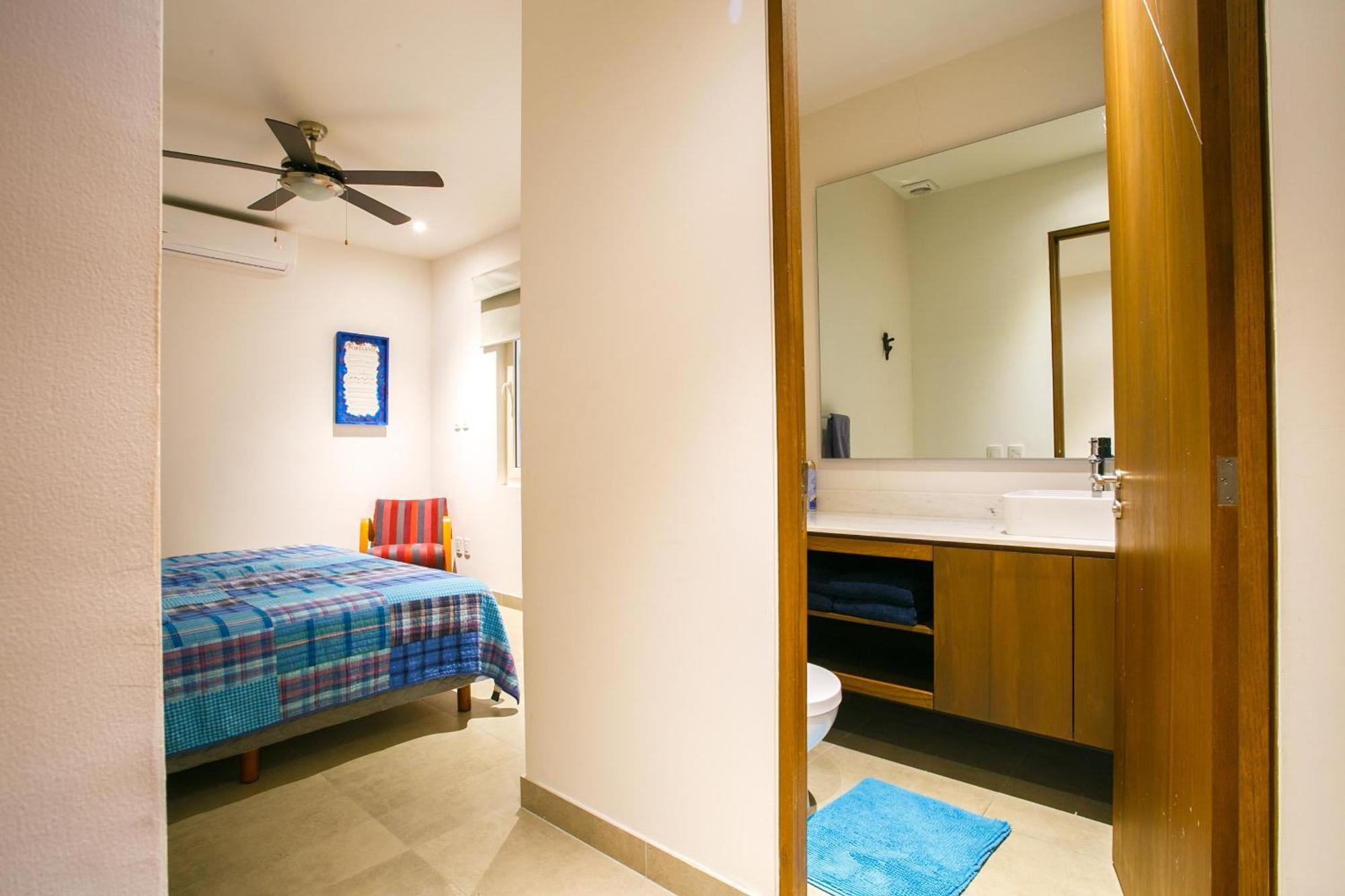 Walk To Everything, Modern With 2 Bathrooms, Pool, Gym, Bbq