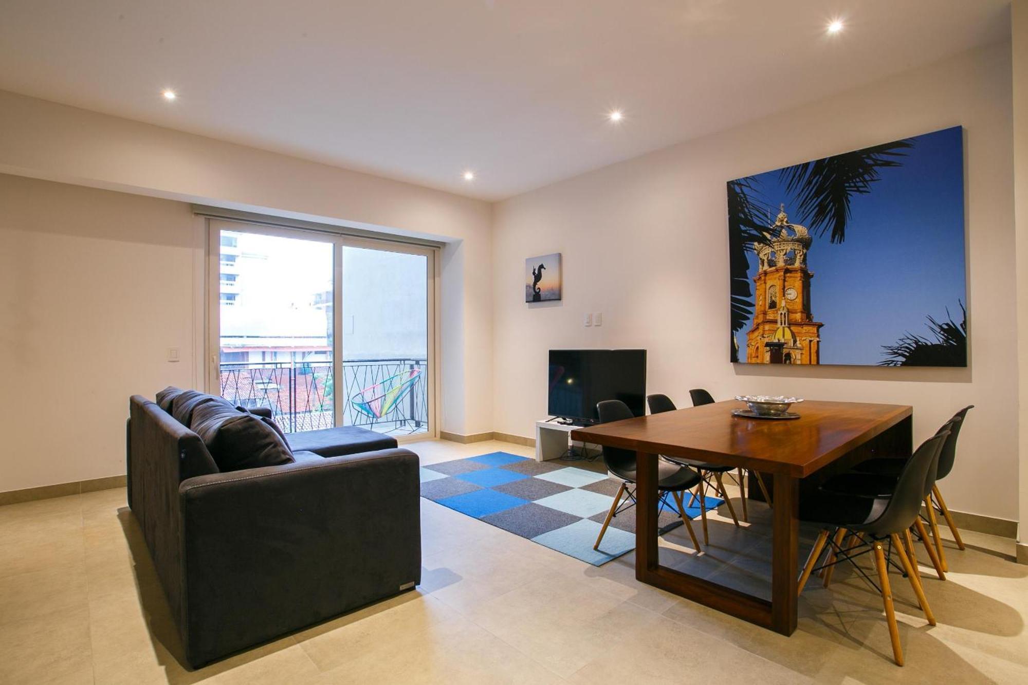 Holiday home Walk To Everything, Modern With 2 Bathrooms, Pool, Gym, Bbq *