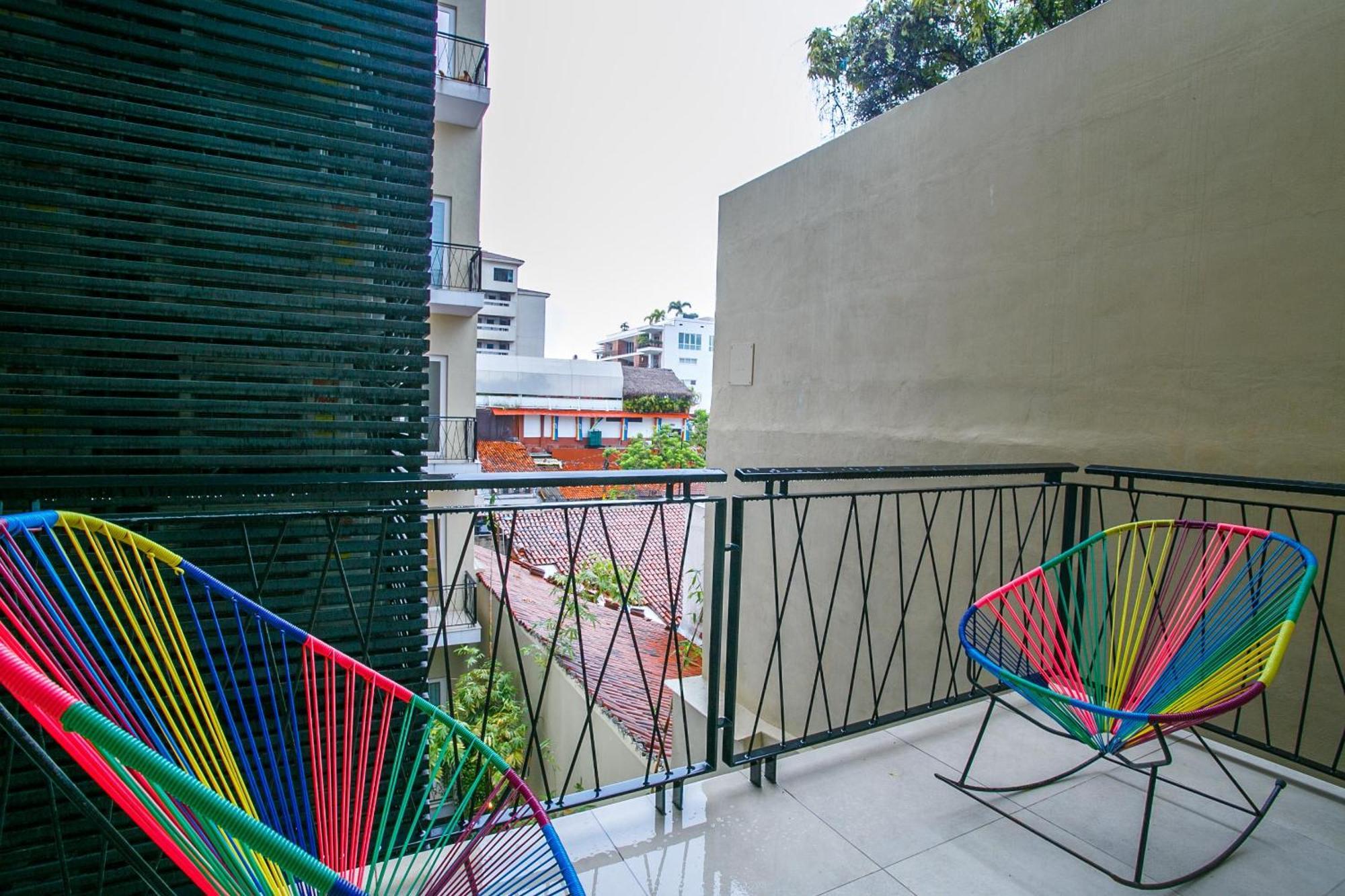 Walk To Everything, Modern With 2 Bathrooms, Pool, Gym, Bbq * Puerto Vallarta