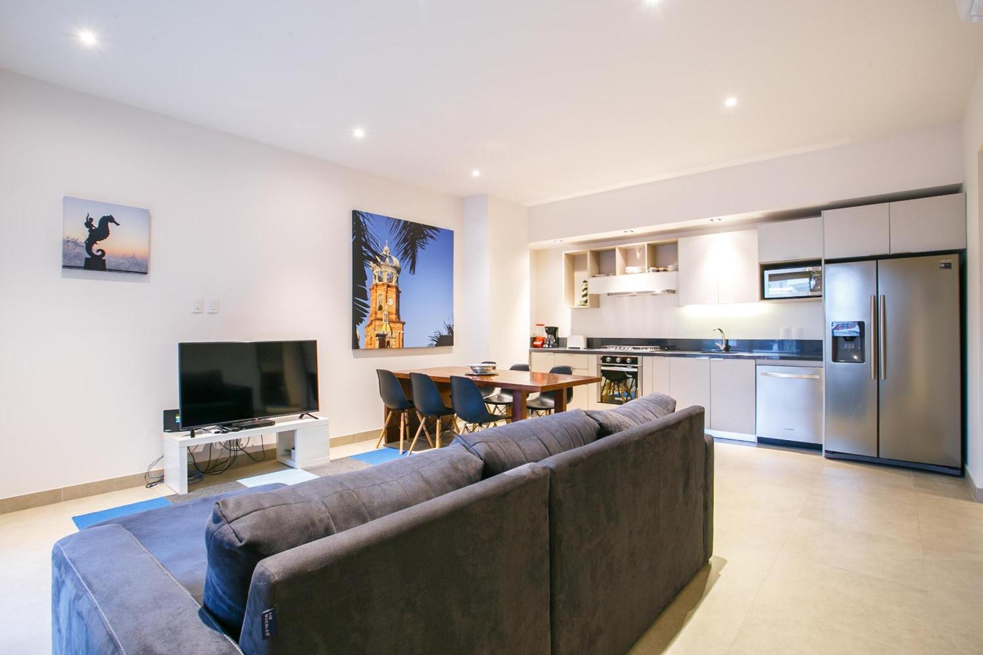 Walk To Everything, Modern With 2 Bathrooms, Pool, Gym, Bbq Holiday home Puerto Vallarta