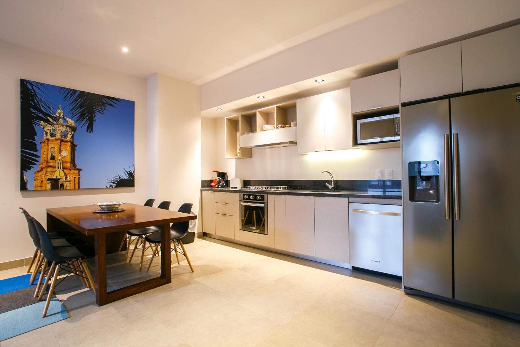 Walk To Everything, Modern With 2 Bathrooms, Pool, Gym, Bbq