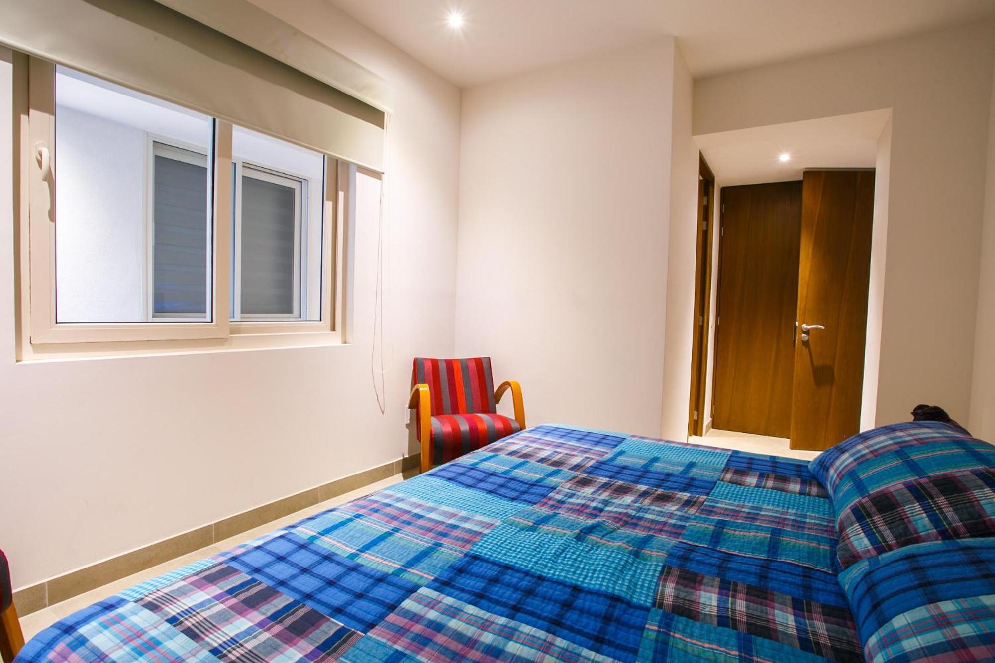 Holiday home Walk To Everything, Modern With 2 Bathrooms, Pool, Gym, Bbq
