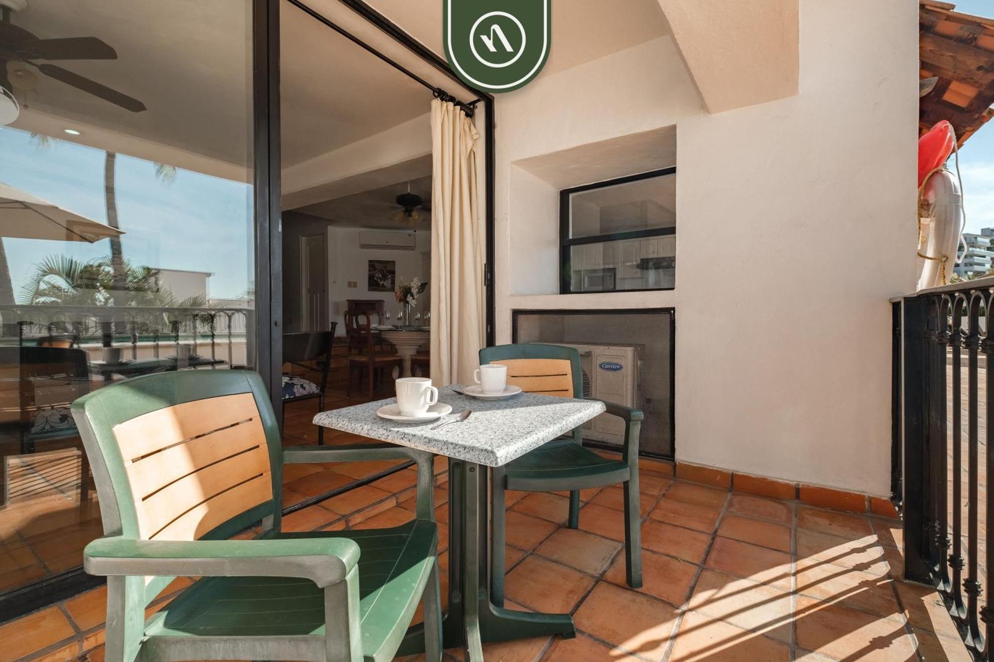 Amazing 2 Bedroom Overlooking The Pool - Romantic Zone Apartment *