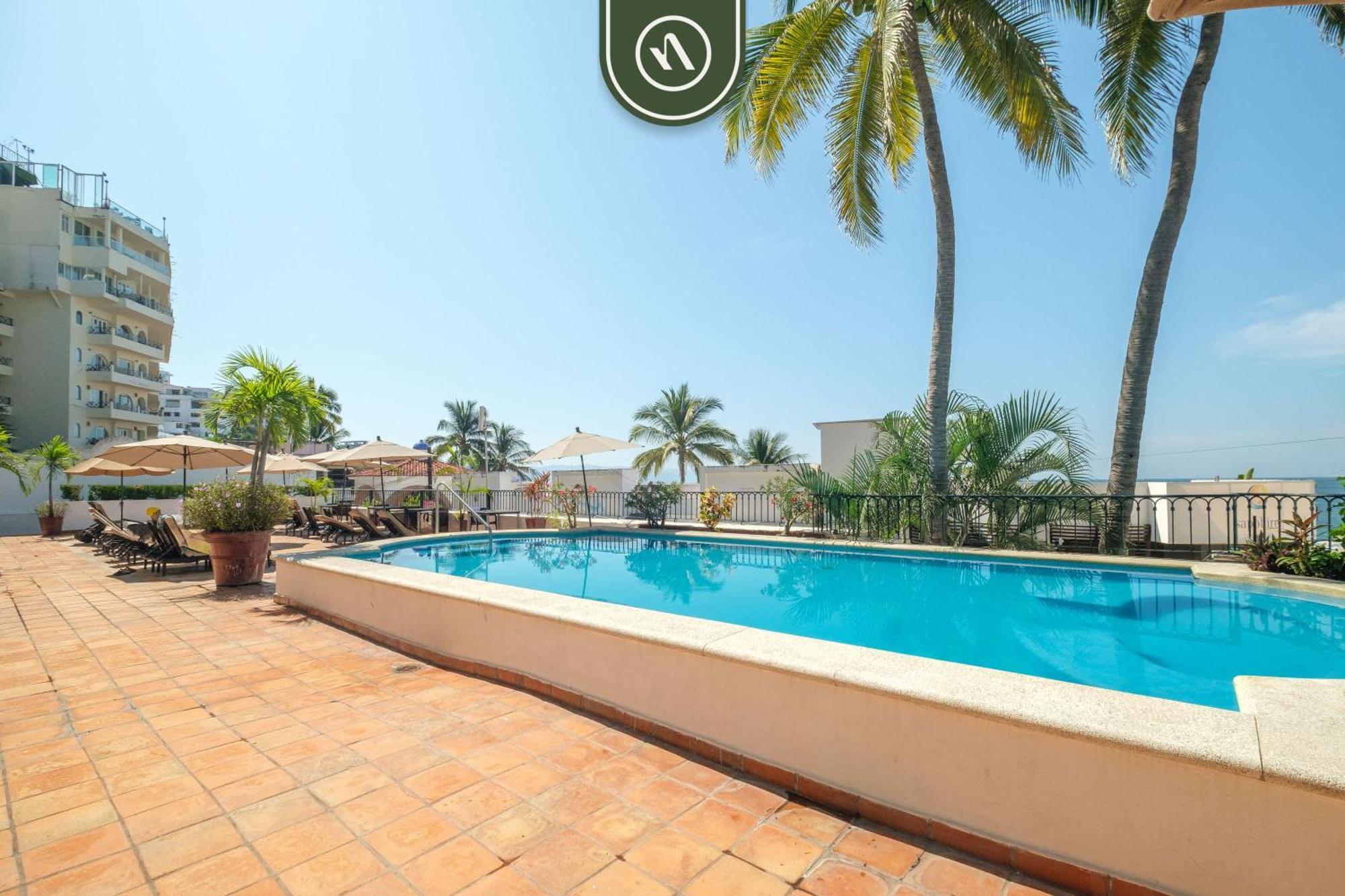 Amazing 2 Bedroom Overlooking The Pool - Romantic Zone Apartment