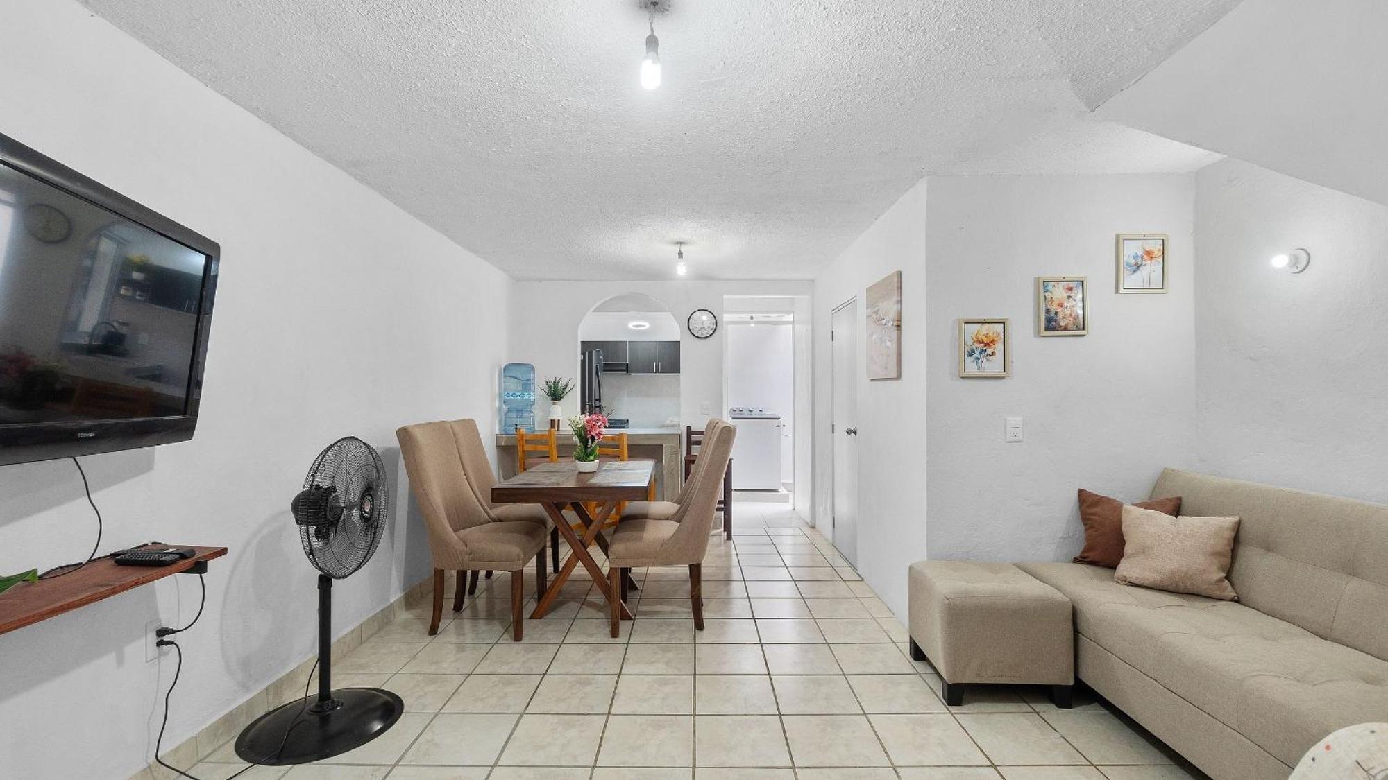 Casa Cozy, 2 Bedroom, 4 Bed, 2 Baths With Parking Holiday home *