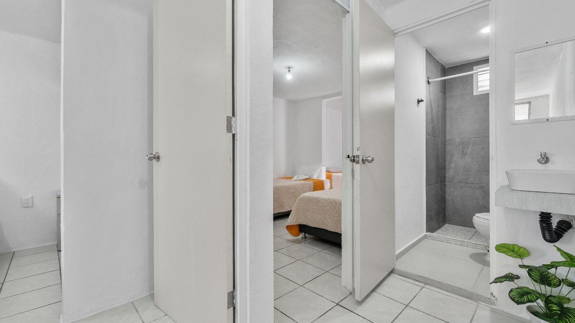 Casa Cozy, 2 Bedroom, 4 Bed, 2 Baths With Parking Holiday home *