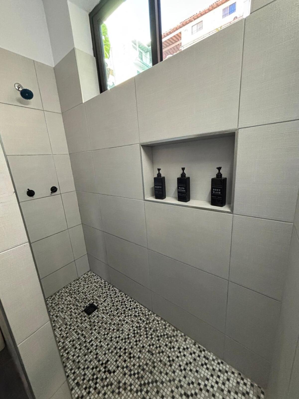 Newly Renovated 2 Bedroom With Patio Unit B Sleeps 4-6