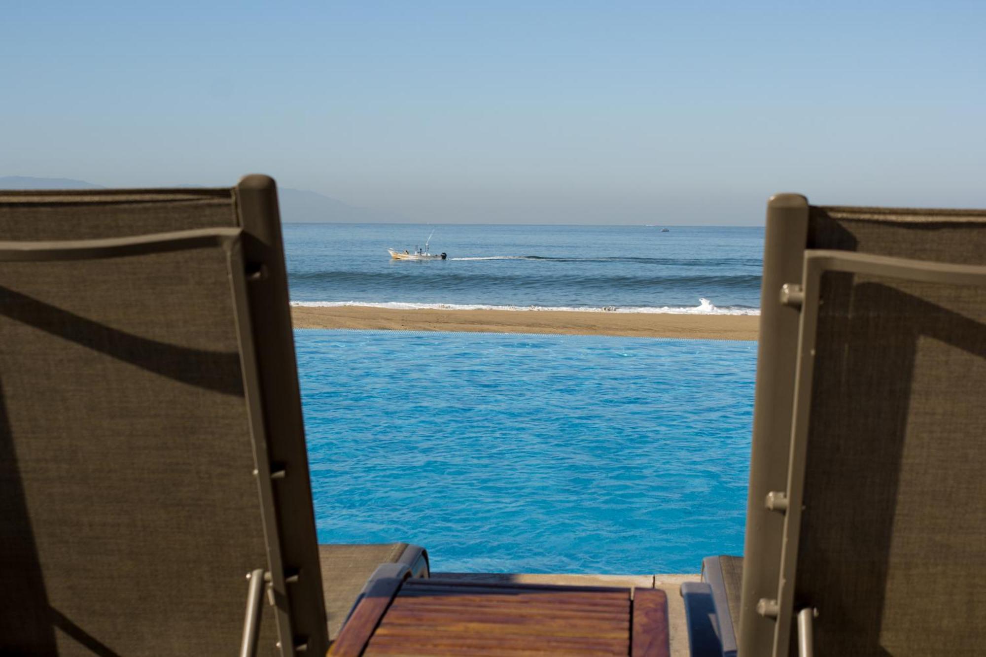 Apartment Beachfront Chic - Perfect 4home Office! Puerto Vallarta