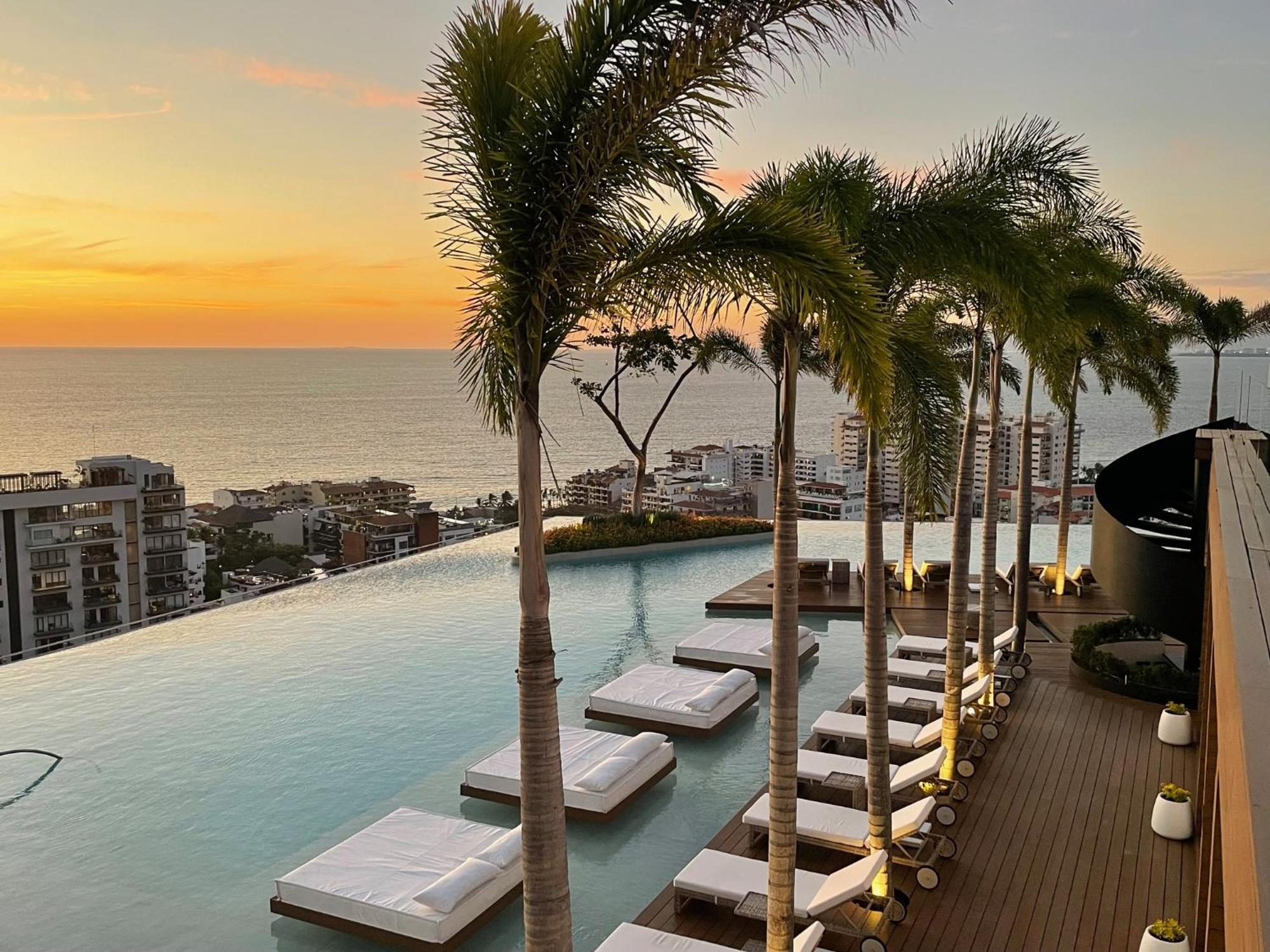 New! Luxury 2bd 2ba Romantic Zone Largest Pool In Pv Sea View Balcony